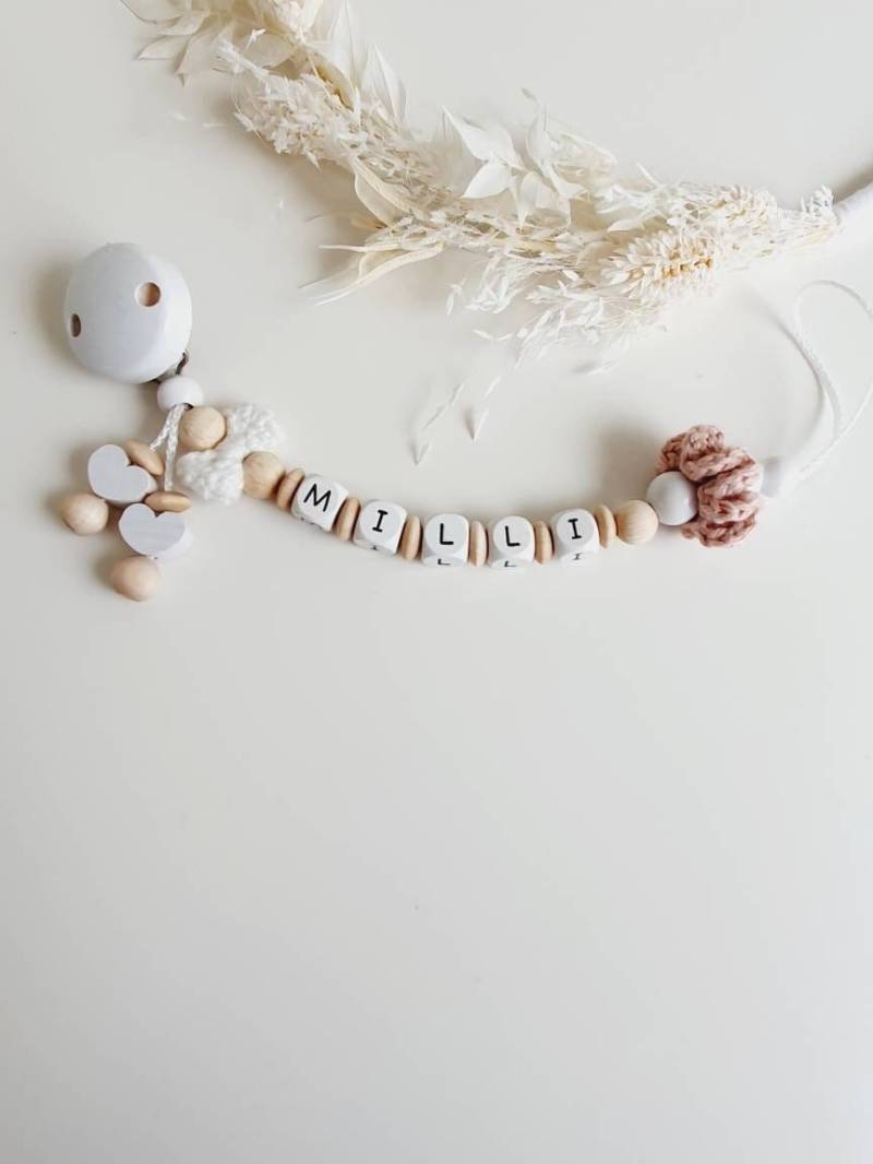 Gehäkelte Schnullerkette "Milli" Altrosa, Weiß, Schleifchen, Herzchen, Rüsschen Gehäkelte Schnullerkette "Milli" Altrosa, Weiß, Schleifchen, Herzchen, Rüsschen von Etsy - beckyshandmadeshop