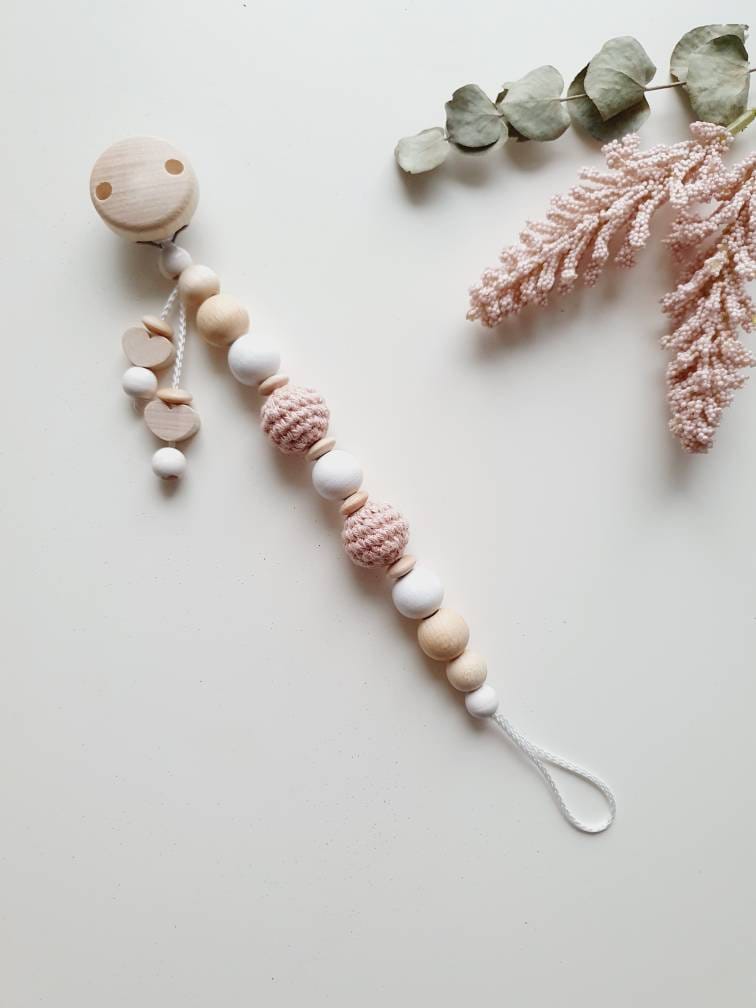 Gehäkelte Schnullerkette "Pure" Altrosa, Weiß, Ohne Name, Herzchen Gehäkelte Schnullerkette "Pure" Altrosa, Weiß, Ohne Name, Herzchen von Etsy - beckyshandmadeshop