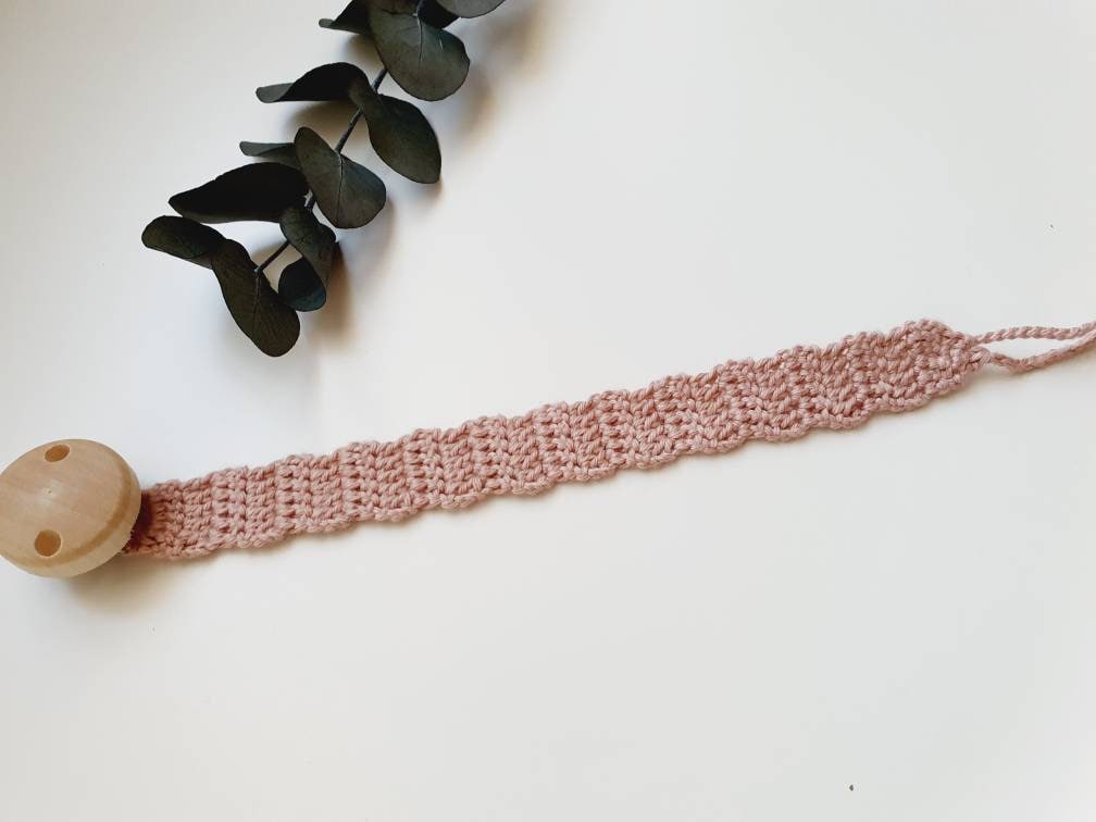 Gehäkelte Schnullerkette "Rosè" Personalisiert, Altrosa, Schlicht, Makramee, Boho Gehäkelte Schnullerkette "Rosè" Personalisiert, Altrosa, Schlicht, Makramee, Boho von Etsy - beckyshandmadeshop