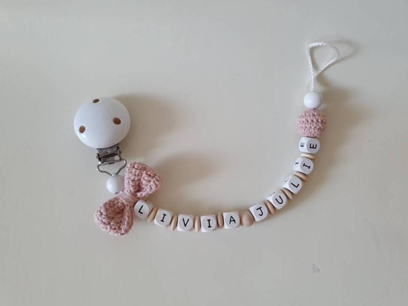 Gehäkelte Schnullerkette"Schleifchen" Personalisiert, Doppelname, Altrosa Gehäkelte Schnullerkette"Schleifchen" Personalisiert, Doppelname, Altrosa von Etsy - beckyshandmadeshop