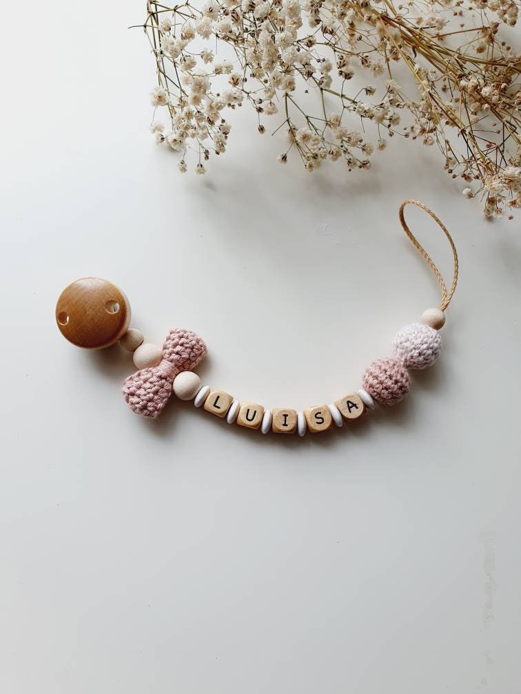Gehäkelte Schnullerkette"Schleife" Personalisiert, Rosa, Altrosa Gehäkelte Schnullerkette"Schleife" Personalisiert, Rosa, Altrosa von Etsy - beckyshandmadeshop