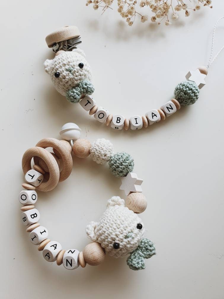 Gehäkeltes Set Aus Schnullerkette Und Greifling "Tobian" Mit Holzstern, in Naturweiß, Eukalyptus Schleife, Personalisiert, Glöckchen Gehäkeltes Set Aus Schnullerkette Und Greifling "Tobian" Mit Holzstern, in Naturweiß, Eukalyptus Schleife, Personalisiert, Glöckchen von Etsy - beckyshandmadeshop