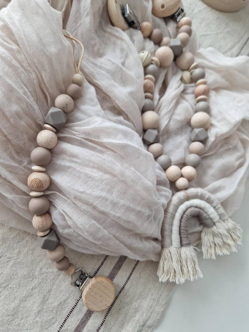 Regenbogen Kinderwagenkette Schnullerkette "Rainbow" Creme, Beige, Natur, Silikon, Holz, Gravur, Ohne Name, Geriffelt, Greige, Grau von Etsy - beckyshandmadeshop