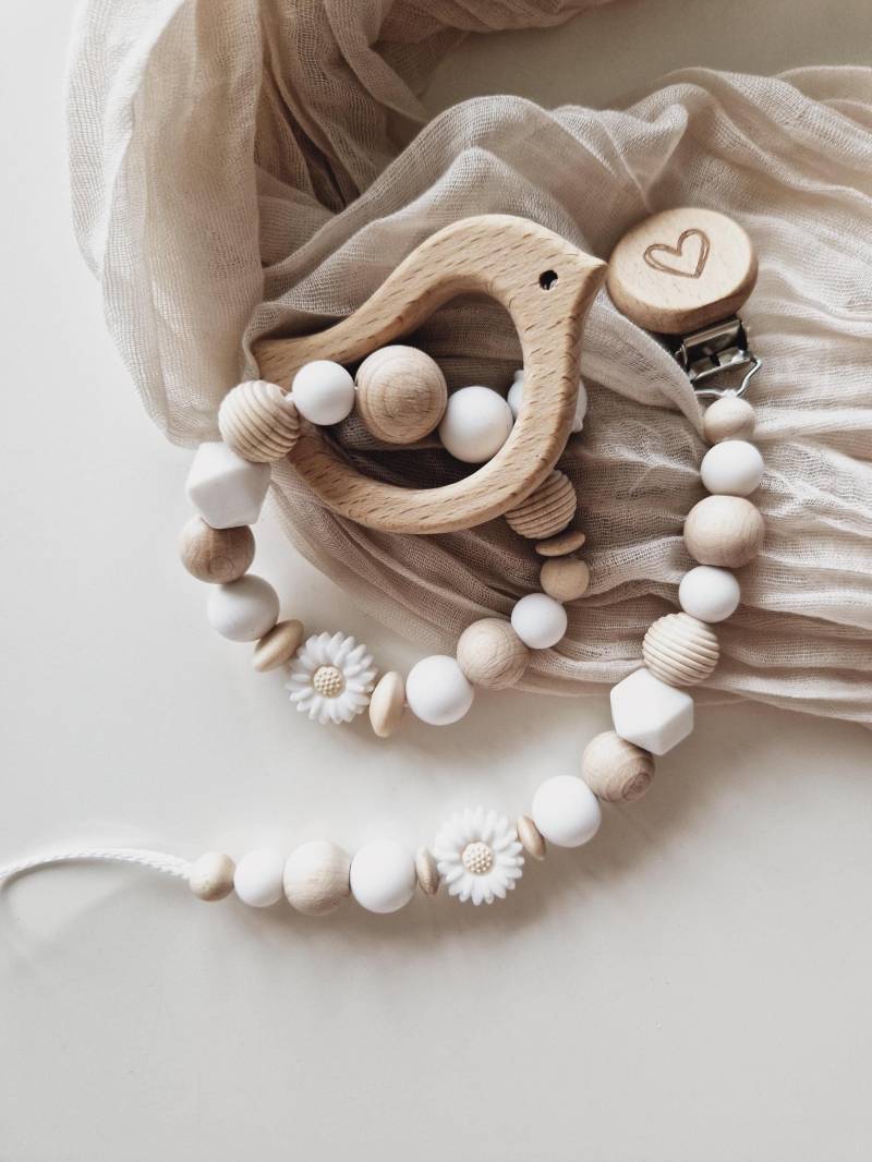 Schnullerkette, Greifring "Daisy Heart" Weiß, Gänseblümchen, Blume, Natur, Silikon, Herzclip, Holz, Gravur, Holzperlen, Ohne Name, Schlicht von Etsy - beckyshandmadeshop