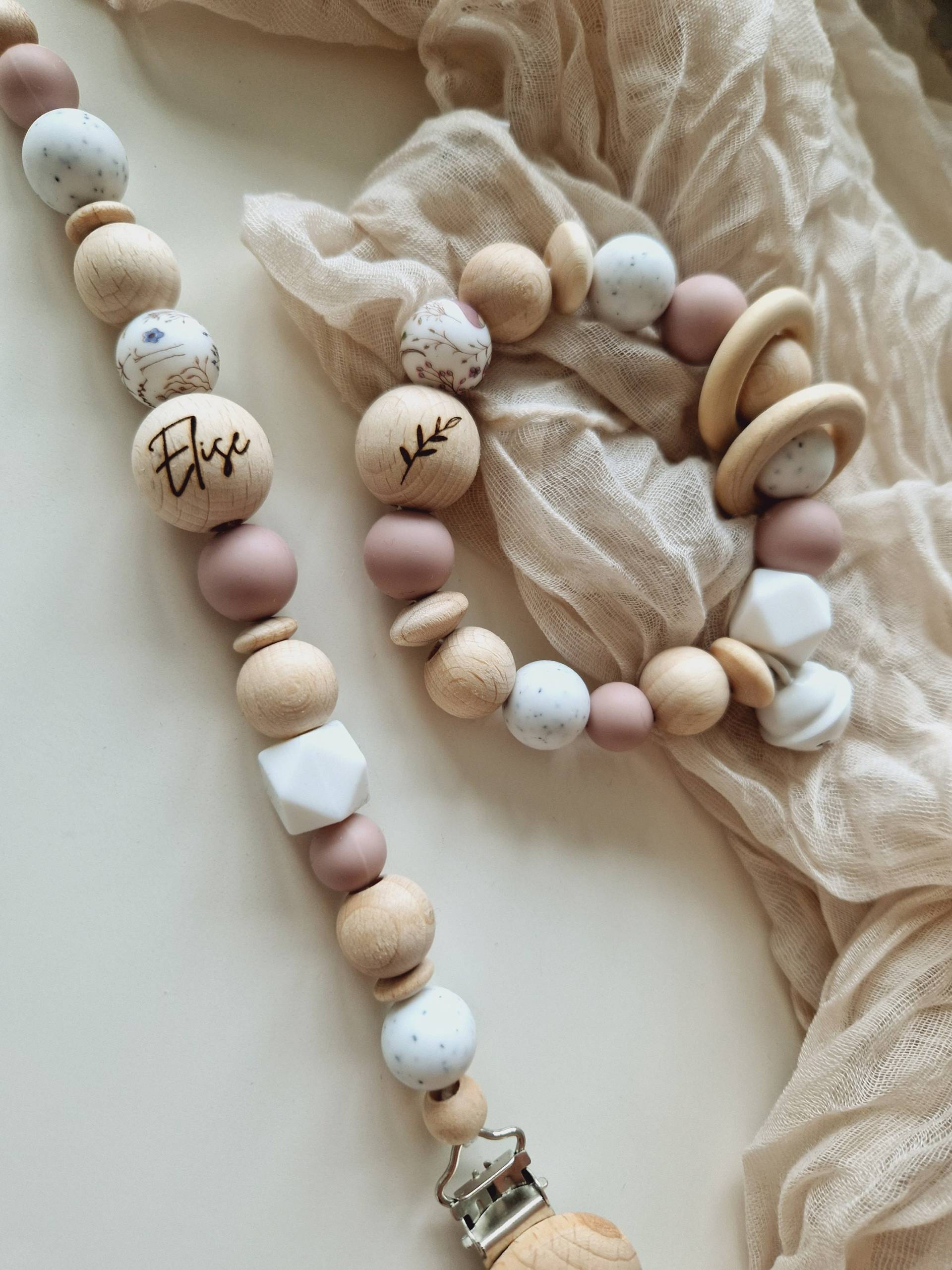 Schnullerkette, Greifring "Elise" Blush, Lavendel, Mauve, Weiß, Strazatella, Blümchen Silikonperle, Natur, Silikon, Blatt, Holz, Gravur Name Schnullerkette, Greifring "Elise" Blush, Lavendel, Mauve, Weiß, Strazatella, Blümchen Silikonperle, Natur, Silikon, Blatt, Holz, Gravur Name von Etsy - beckyshandmadeshop