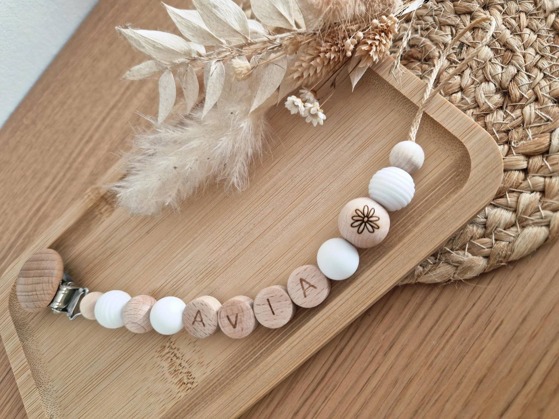Schnullerkette "Avia" Weiß, Beige, Gravierte Blume, Blüte, Holz, Sandinavisch, Boho-stil, Gehäkelt, Holzperlen, Mit Name, Schlicht von Etsy - beckyshandmadeshop