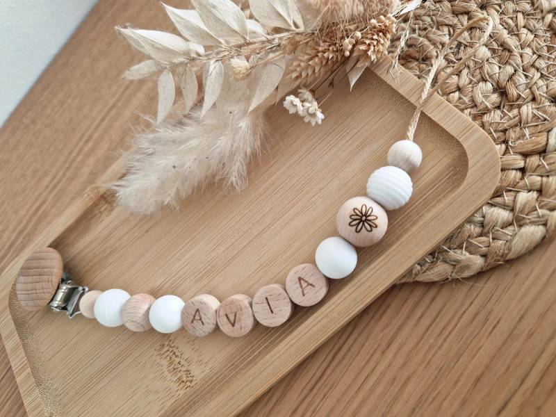 Schnullerkette "Avia" Weiß, Beige, Gravierte Blume, Blüte, Holz, Sandinavisch, Boho-stil, Gehäkelt, Holzperlen, Mit Name, Schlicht von Etsy - beckyshandmadeshop