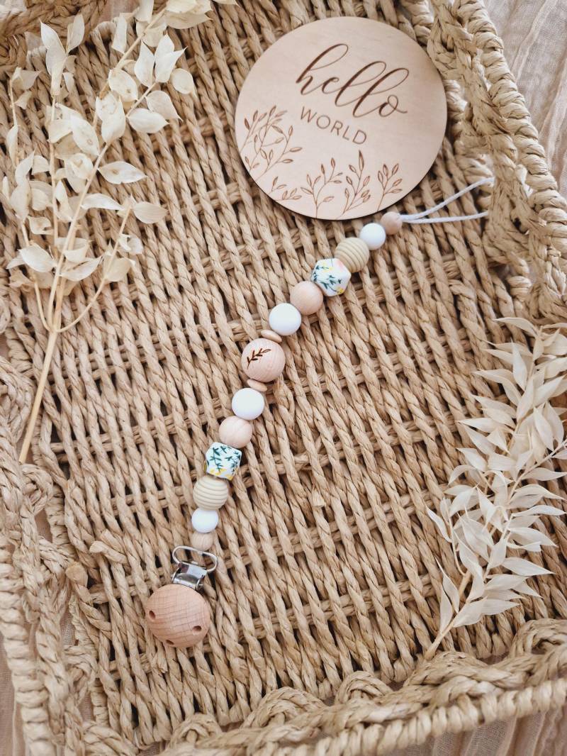 Schnullerkette "Blatt Bunt" Blumen, Beige, Weiß, Geblümt, Natur, Silikon, Blätter, Holz, Gravur Blatt, Holzperlen, Ohne Name Schnullerkette "Blatt Bunt" Blumen, Beige, Weiß, Geblümt, Natur, Silikon, Blätter, Holz, Gravur Blatt, Holzperlen, Ohne Name von Etsy - beckyshandmadeshop
