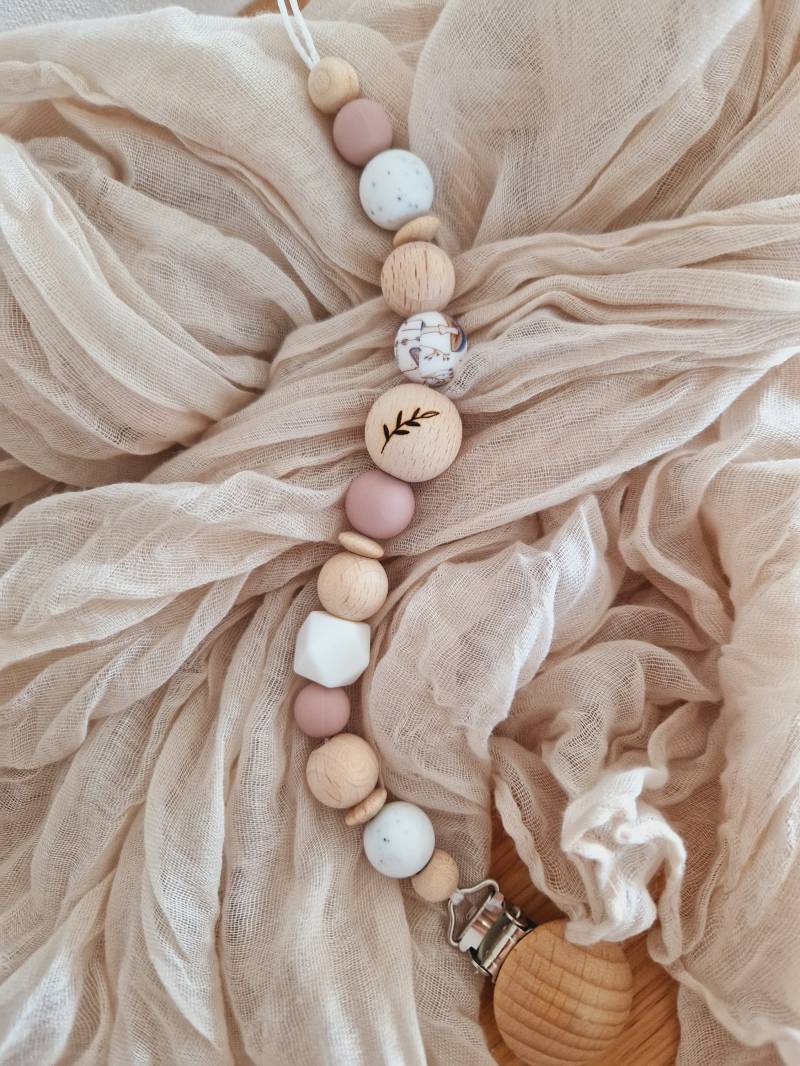 Schnullerkette "Blatt" Flieder, Lila, Weiß, Strazatella, Natur, Silikon, Blätter, Holz, Gravur Blatt, Holzperlen, Ohne Name von Etsy - beckyshandmadeshop