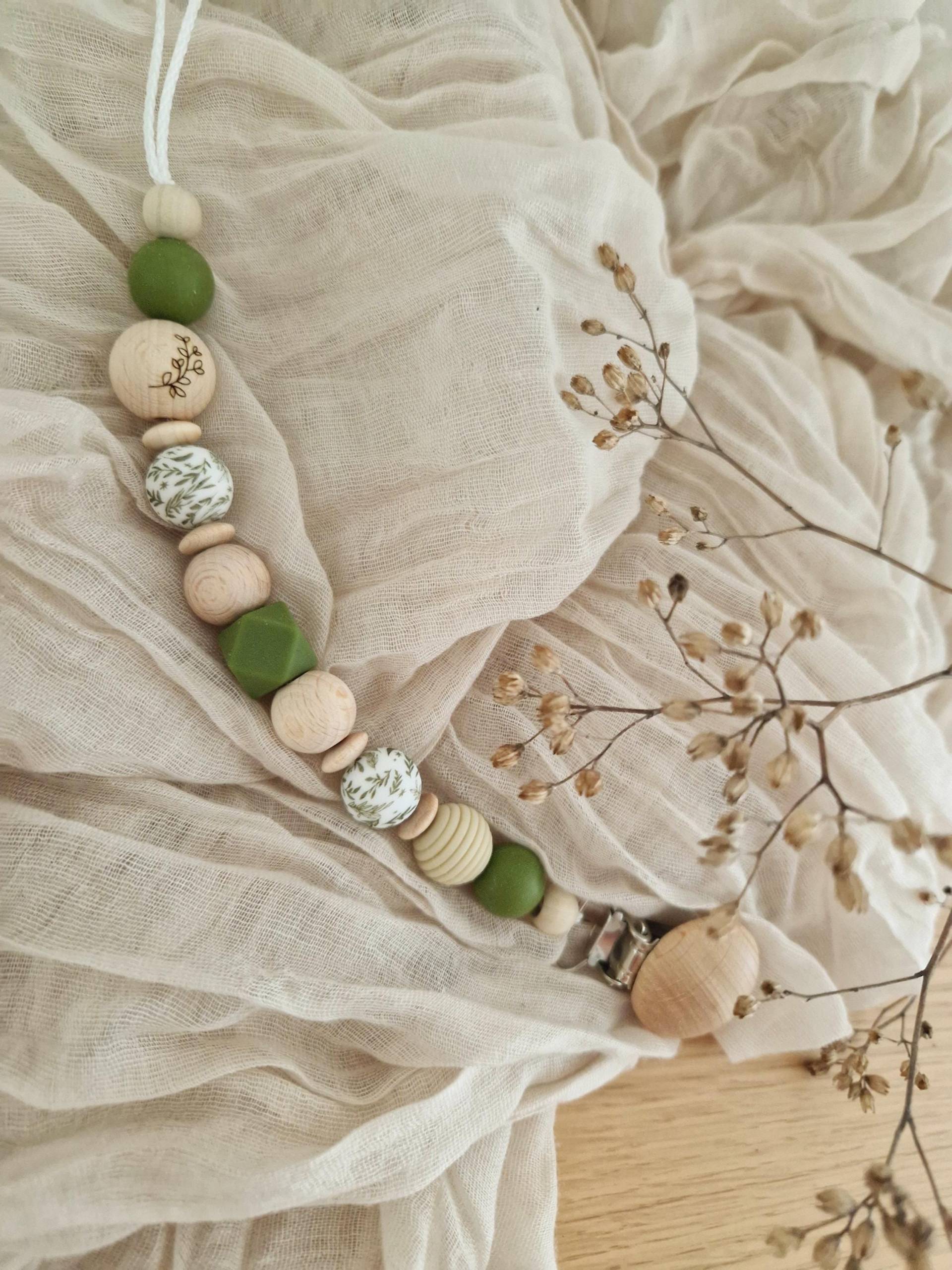 Schnullerkette "Blatt" Oliv, Beige, Natur, Olivgrün, Silikon, Holz, Gravur, Holzperlen, Ohne Name, Grün, Geriffelt Schnullerkette "Blatt" Oliv, Beige, Natur, Olivgrün, Silikon, Holz, Gravur, Holzperlen, Ohne Name, Grün, Geriffelt von Etsy - beckyshandmadeshop