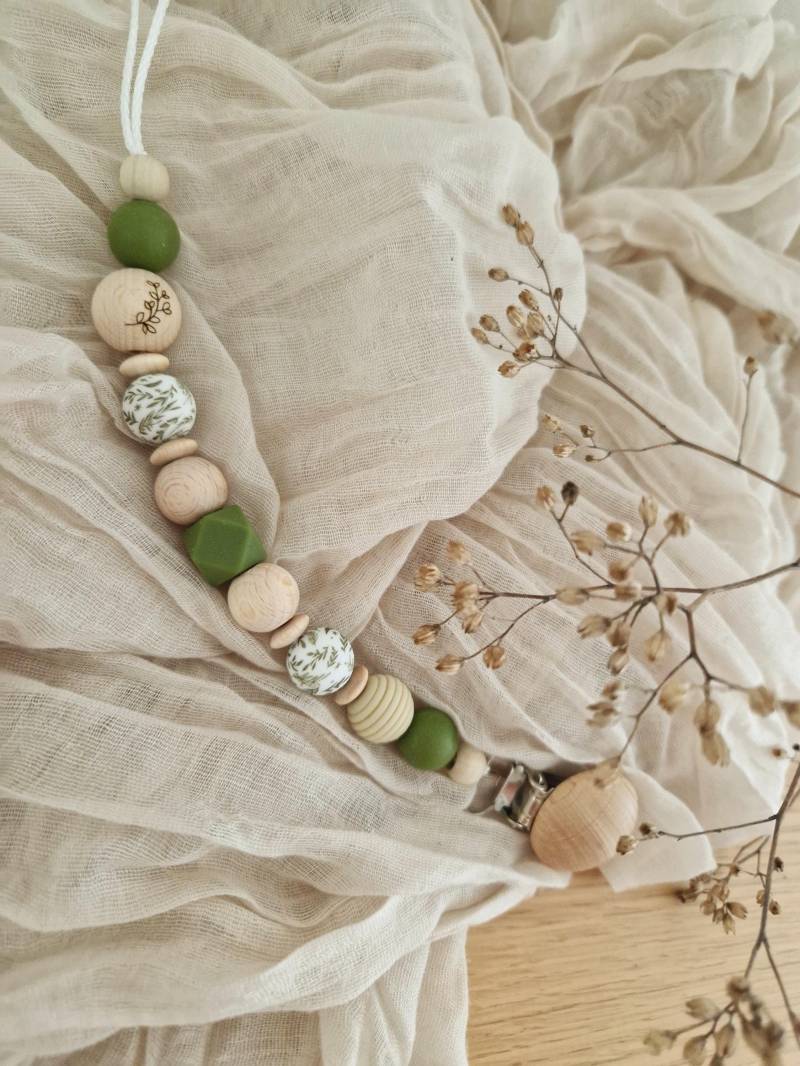 Schnullerkette "Blatt" Oliv, Beige, Natur, Olivgrün, Silikon, Holz, Gravur, Holzperlen, Ohne Name, Grün, Geriffelt Schnullerkette "Blatt" Oliv, Beige, Natur, Olivgrün, Silikon, Holz, Gravur, Holzperlen, Ohne Name, Grün, Geriffelt von Etsy - beckyshandmadeshop