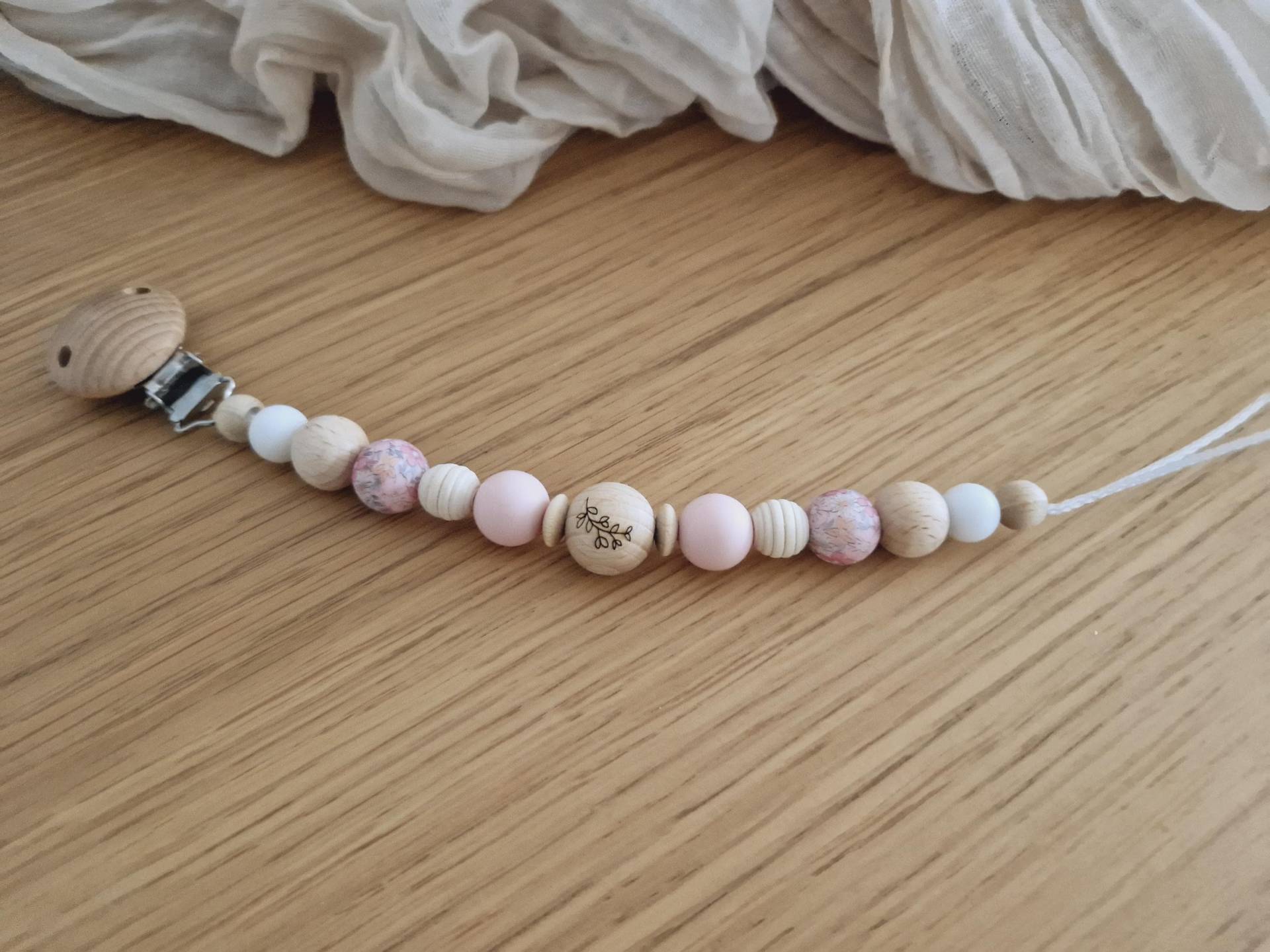 Schnullerkette "Blatt" Pink, Rosa, Weiß, Geblümt, Natur, Silikon, Blätter, Holz, Gravur Blatt, Holzperlen, Ohne Name, Blume, Mädchen Schnullerkette "Blatt" Pink, Rosa, Weiß, Geblümt, Natur, Silikon, Blätter, Holz, Gravur Blatt, Holzperlen, Ohne Name, Blume, Mädchen von Etsy - beckyshandmadeshop