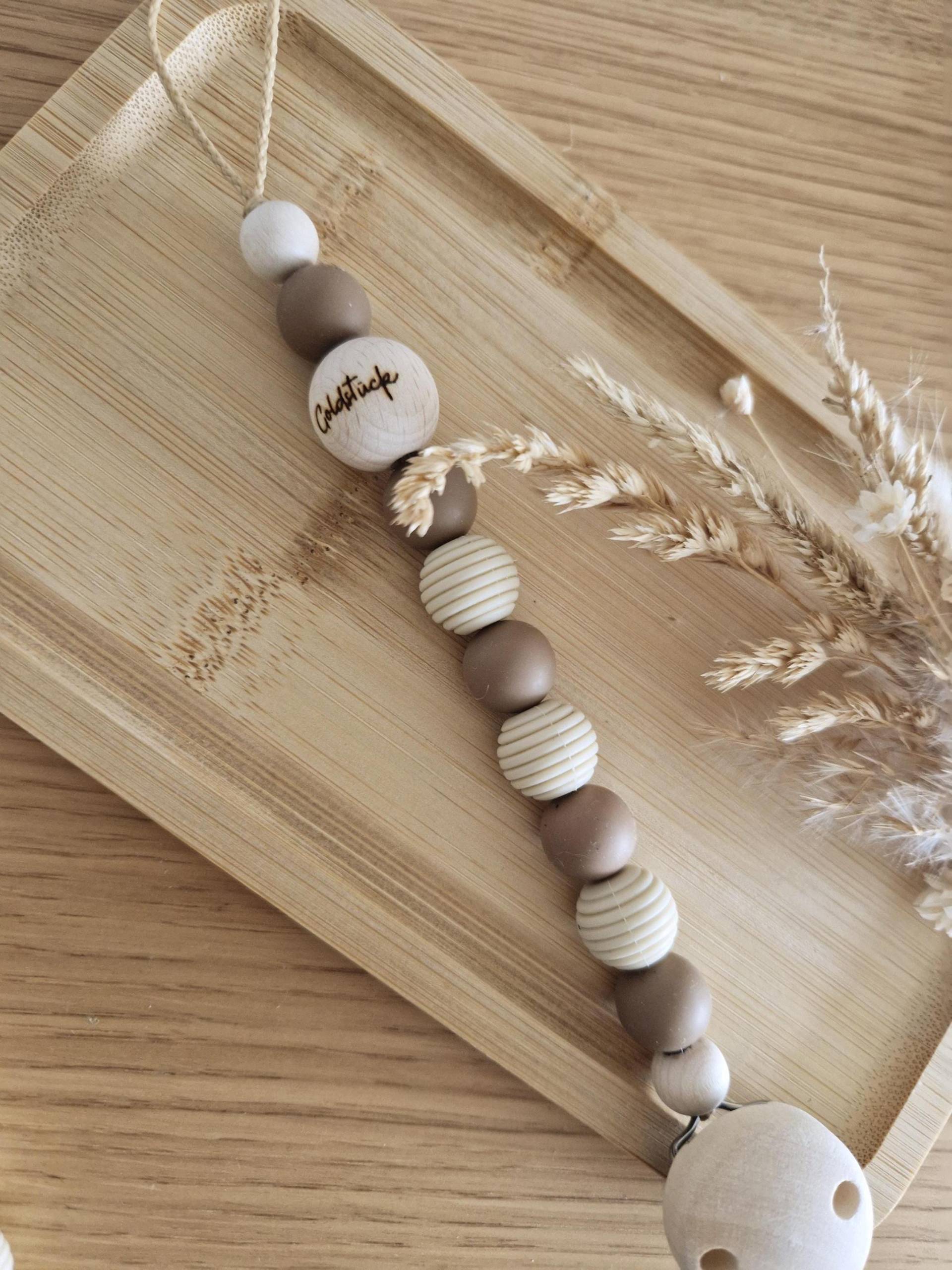 Schnullerkette "Braun-Geliebt" Creme, Beige, Braun, Mocca, Natur, Silikon, Holz, Gravur, Holzperlen, Strazatella, Geriffelt, Schlicht von Etsy - beckyshandmadeshop