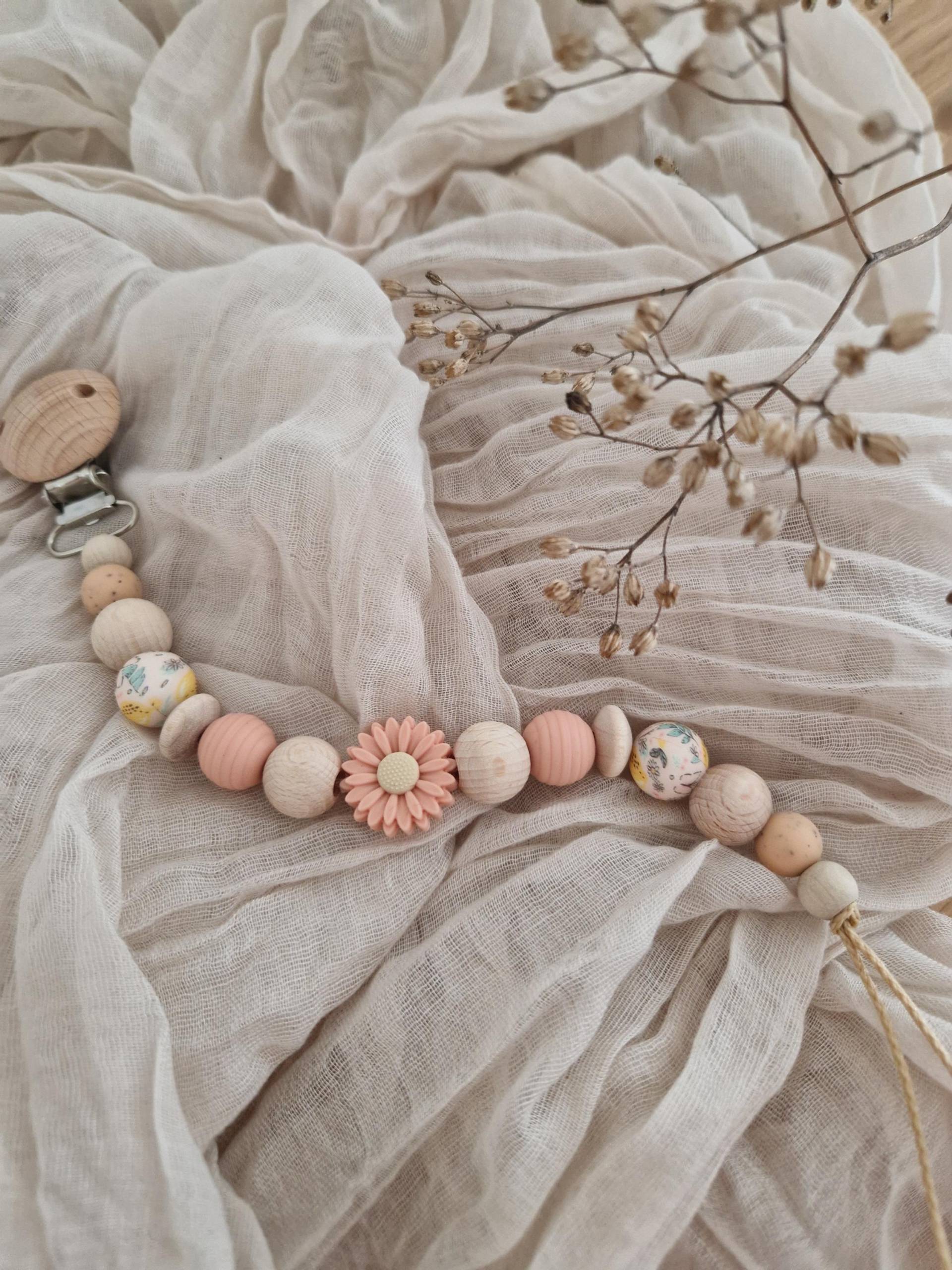 Schnullerkette "Daisy Apricot " Apricot, Orange, Geblümt, Blume, Margarite, Gänseblümchen, Kamille, Natur, Silikon, Holz, Rillenperle, Girl Schnullerkette "Daisy Apricot " Apricot, Orange, Geblümt, Blume, Margarite, Gänseblümchen, Kamille, Natur, Silikon, Holz, Rillenperle, Girl von Etsy - beckyshandmadeshop