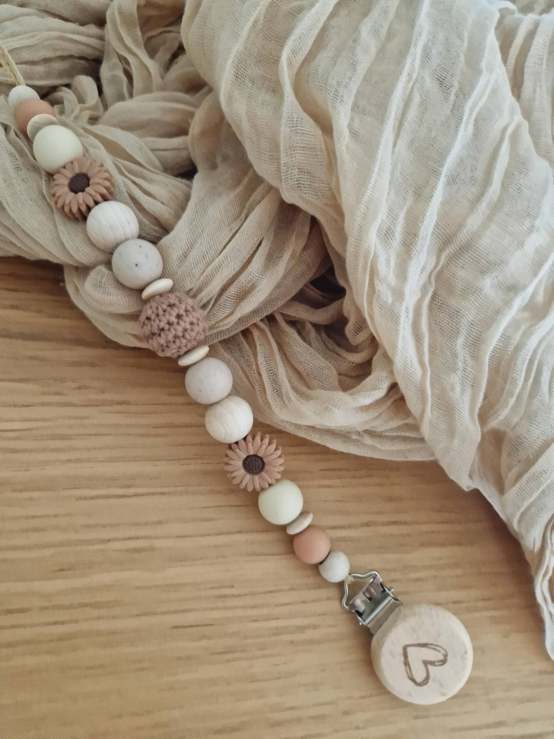 Schnullerkette "Daisy Braun" Creme, Beige, Natur, Silikon, Holz, Gravur, Holzperlen, Ohne Name, Braun, Geriffelt, Uni, Gänseblümchen, Kamille Schnullerkette "Daisy Braun" Creme, Beige, Natur, Silikon, Holz, Gravur, Holzperlen, Ohne Name, Braun, Geriffelt, Uni, Gänseblümchen, Kamille von Etsy - beckyshandmadeshop
