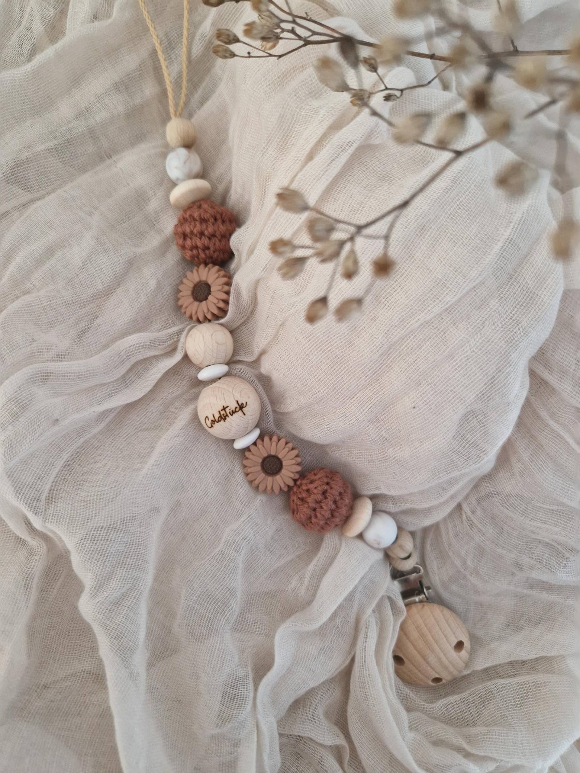 Schnullerkette "Daisy Goldstück" Braun, Nougat, Blume, Margarite, Gänseblümchen, Kamille, Natur, Silikon, Holz, Gravur, Goldstück Schnullerkette "Daisy Goldstück" Braun, Nougat, Blume, Margarite, Gänseblümchen, Kamille, Natur, Silikon, Holz, Gravur, Goldstück von Etsy - beckyshandmadeshop