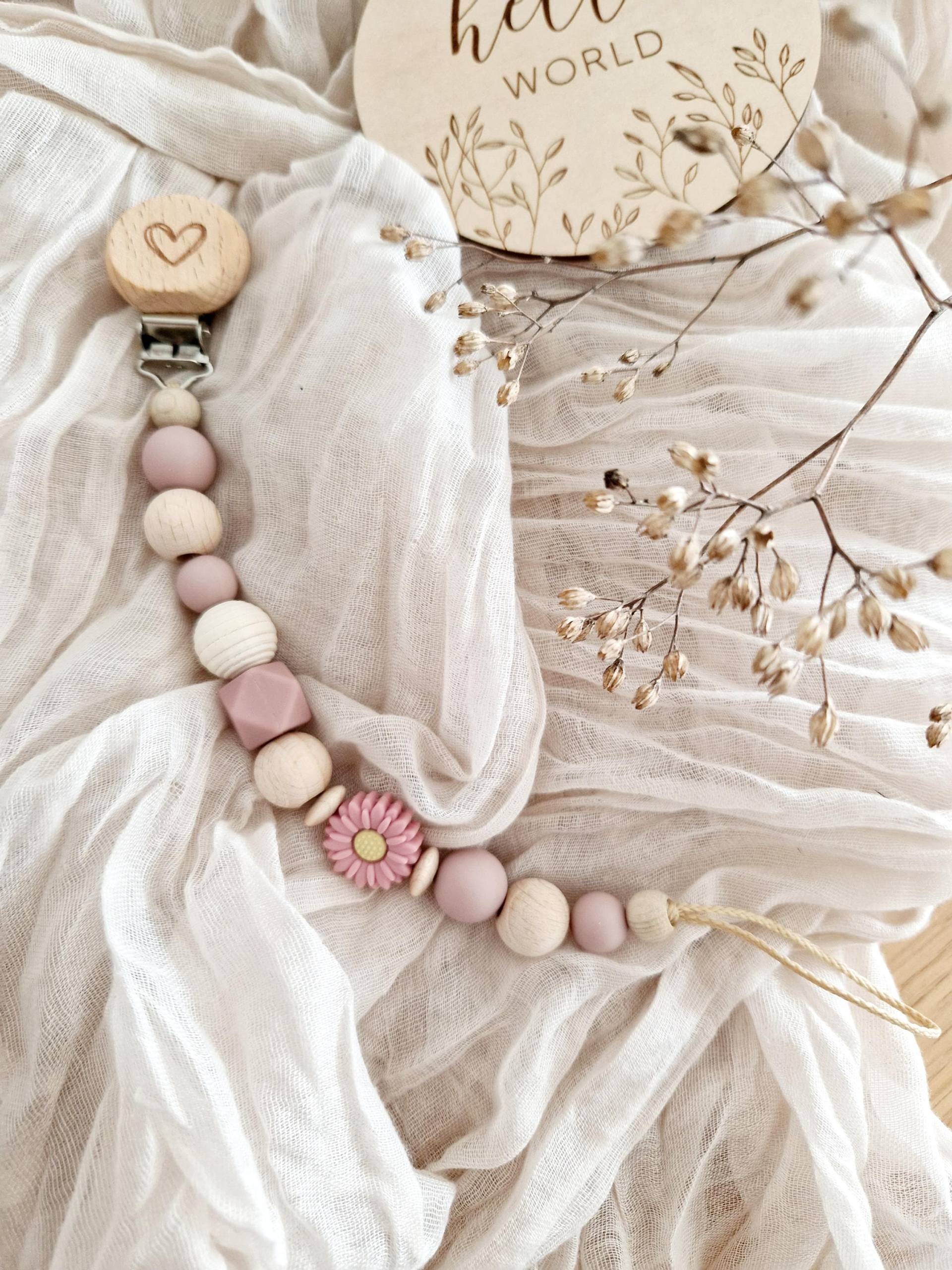 Schnullerkette "Daisy Pink" Creme, Beige, Natur, Silikon, Holz, Gravur, Holzperlen, Ohne Name, Altrosa, Geriffelt, Uni, Schlicht Schnullerkette "Daisy Pink" Creme, Beige, Natur, Silikon, Holz, Gravur, Holzperlen, Ohne Name, Altrosa, Geriffelt, Uni, Schlicht von Etsy - beckyshandmadeshop