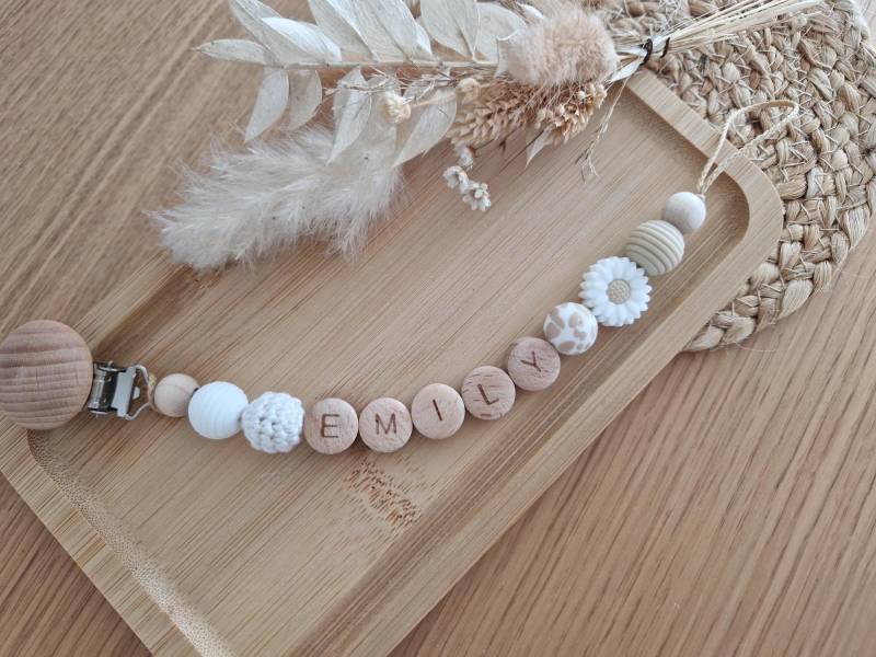 Schnullerkette "Emily" Weiß, Beige, Gänseblümchen, Leoprint, Blüte, Holz, Sandinavisch, Boho-stil, Gehäkelt, Holzperlen, Mit Name, Schlicht von Etsy - beckyshandmadeshop