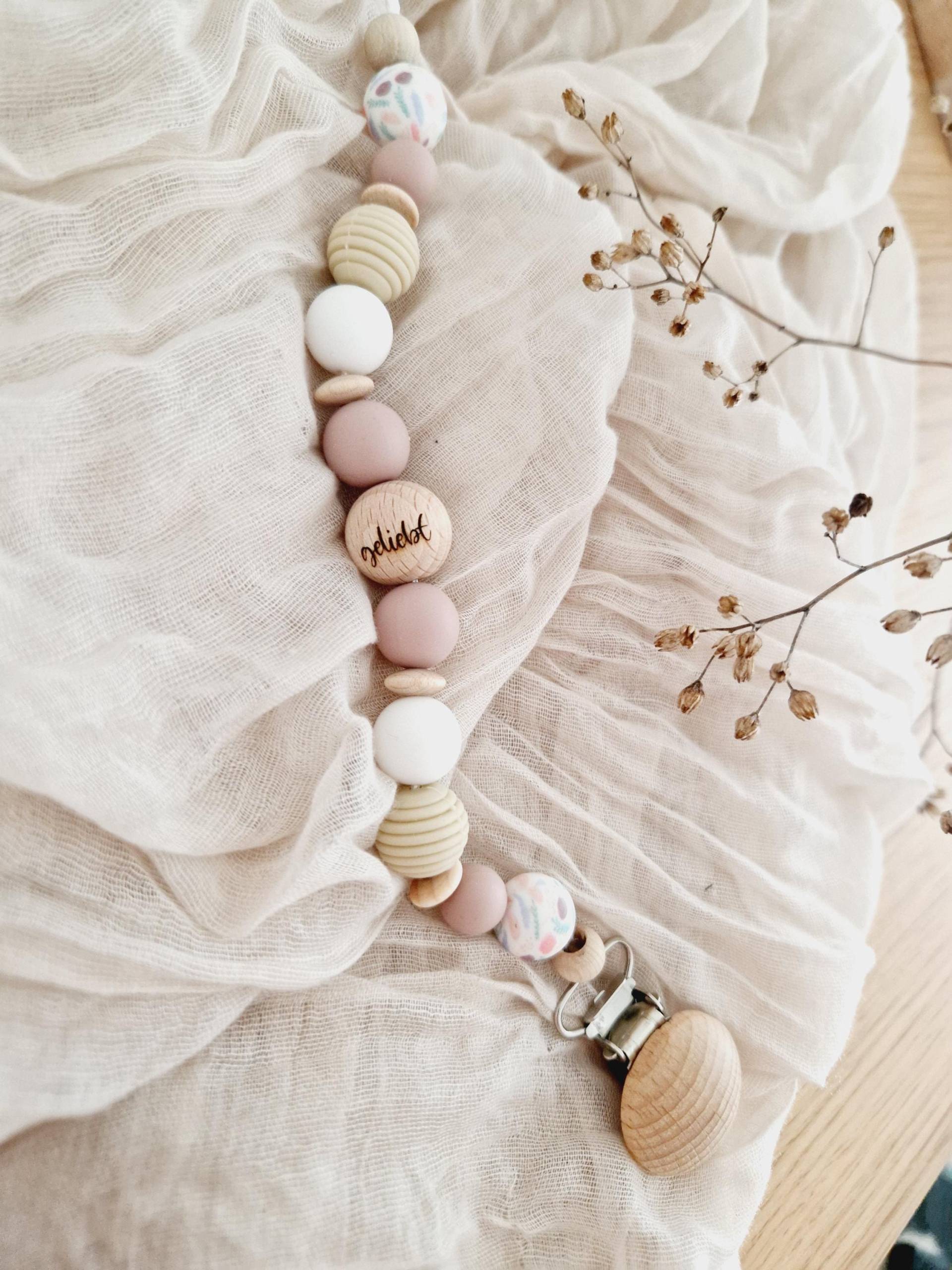 Schnullerkette "Geliebt Flieder" Creme, Flieder, Lila, Beige, Natur, Silikon, Holz, Terrazzo, Holzperlen, Gravur, Geriffelt, Weiß Schnullerkette "Geliebt Flieder" Creme, Flieder, Lila, Beige, Natur, Silikon, Holz, Terrazzo, Holzperlen, Gravur, Geriffelt, Weiß von Etsy - beckyshandmadeshop