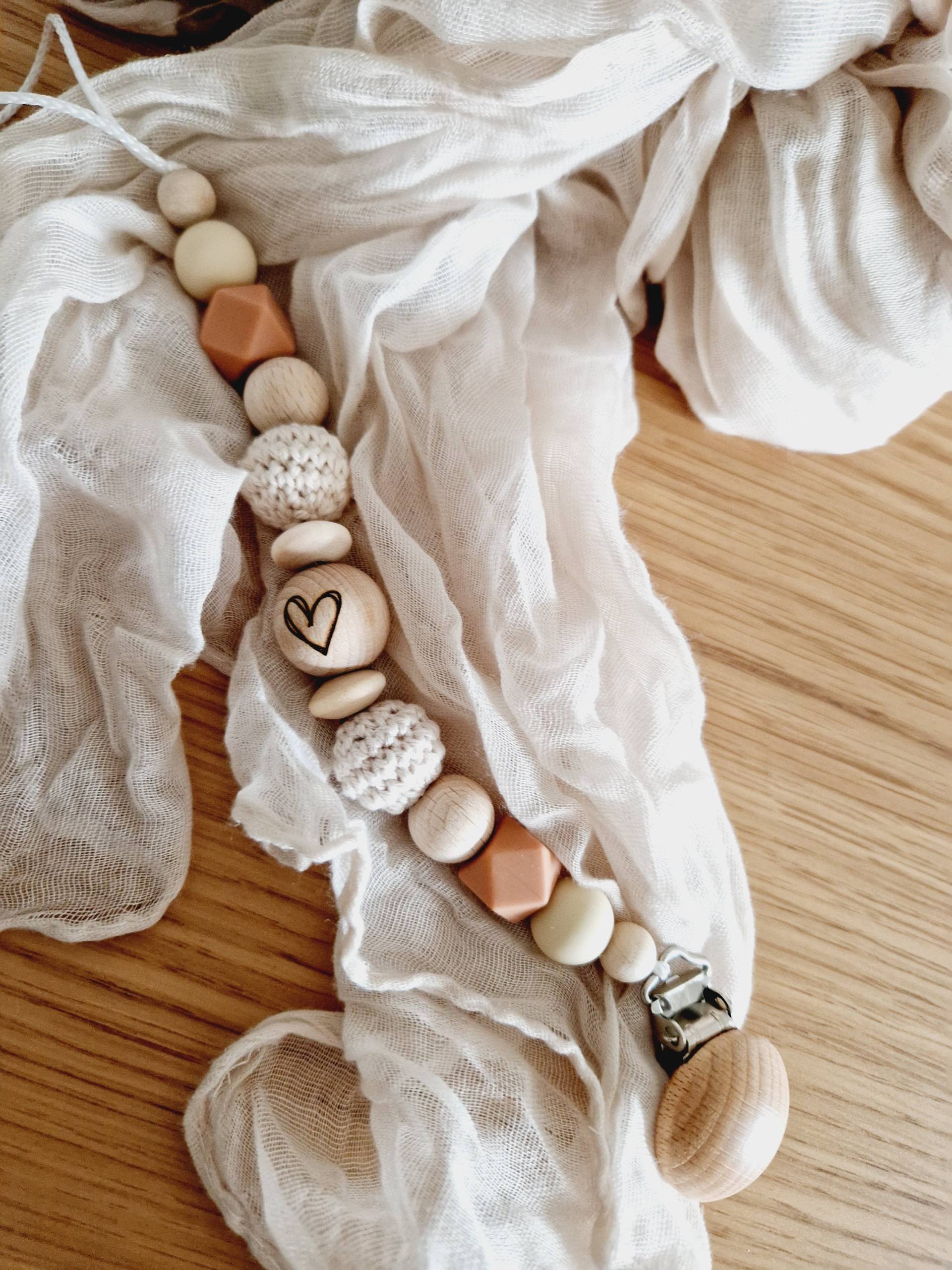 Schnullerkette "Herz" Braun, Beige, Natur, Silikon, Herz, Holz, Gravur Herz, Holzperlen, Ohne Name, Häkelperlen Schnullerkette "Herz" Braun, Beige, Natur, Silikon, Herz, Holz, Gravur Herz, Holzperlen, Ohne Name, Häkelperlen von Etsy - beckyshandmadeshop