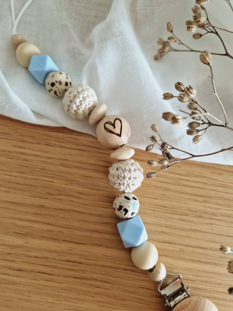 Schnullerkette "Herz" Hellblau, Beige, Natur, Silikon, Herz, Holz, Gravur Herz, Holzperlen, Ohne Name, Häkelperlen Schnullerkette "Herz" Hellblau, Beige, Natur, Silikon, Herz, Holz, Gravur Herz, Holzperlen, Ohne Name, Häkelperlen von Etsy - beckyshandmadeshop