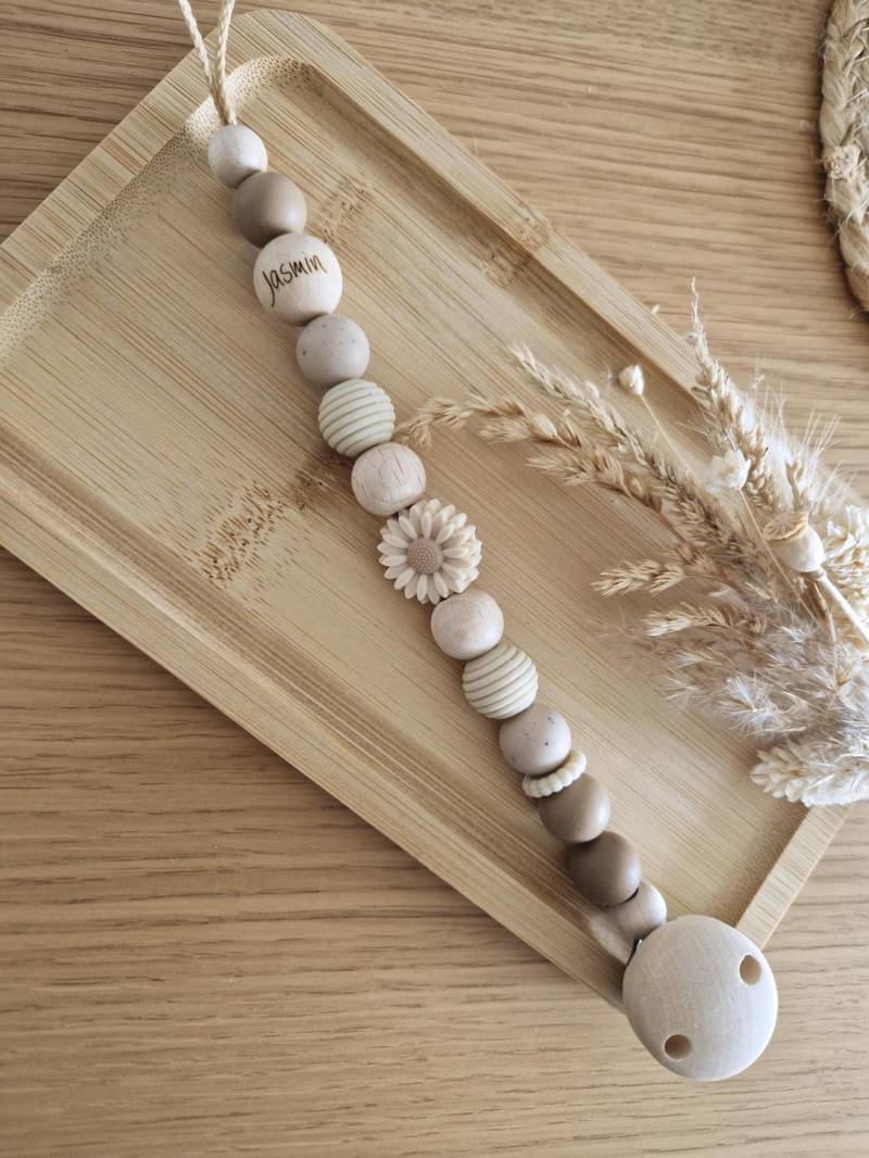 Schnullerkette "Jasmin", Beige, Braun, Gänseblümchen, Name Graviert, Gravur, Sandinavisch, Boho-stil, Mädchen, Holzperlen, Schlicht von Etsy - beckyshandmadeshop