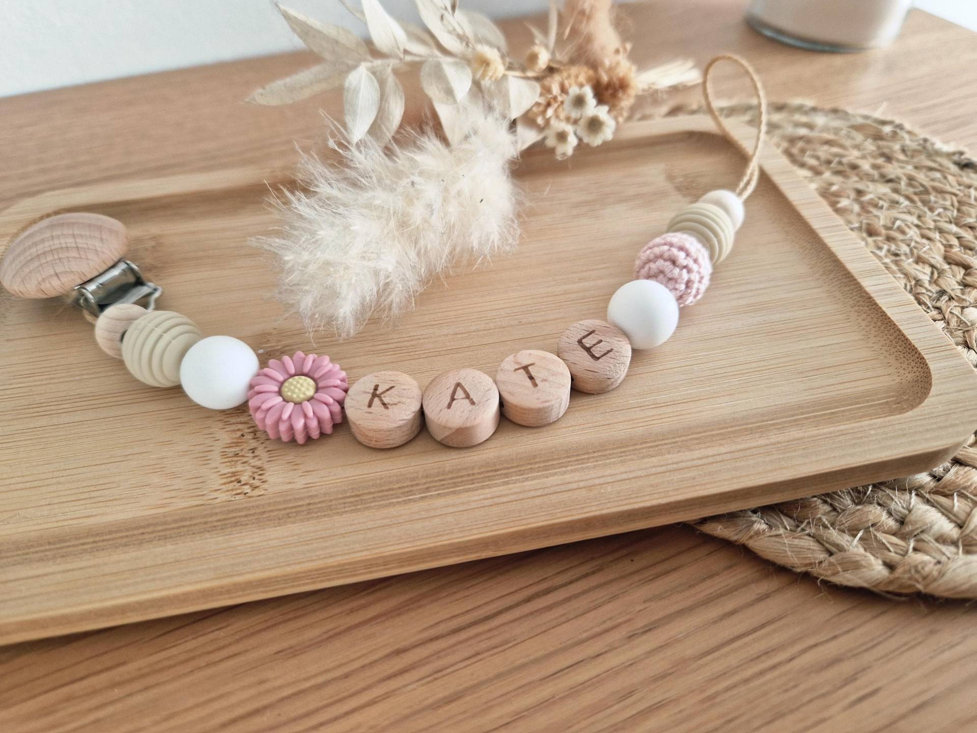 Schnullerkette "Kate" Weiß, Beige, Altrosa, Rosa, Blume, Blüte, Holz, Sandinavisch, Boho-stil, Gehäkelt, Holzperlen, Mit Name, Schlicht von Etsy - beckyshandmadeshop