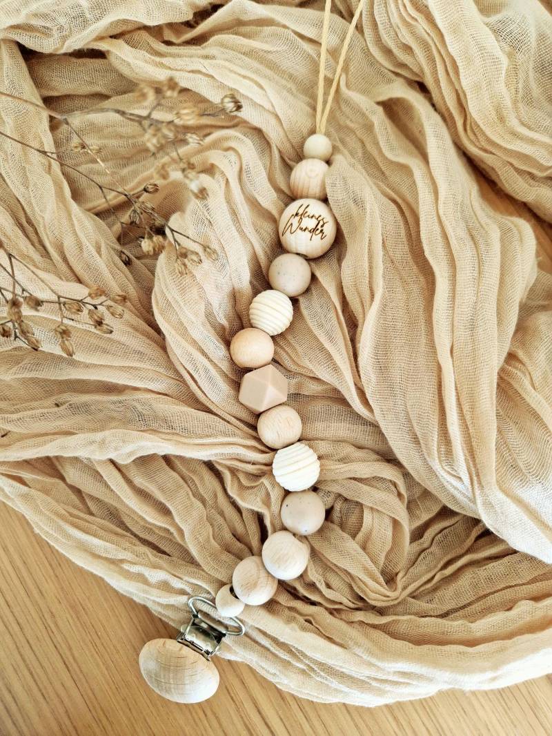 Schnullerkette "Kleines Wunder" Creme, Beige, Natur, Silikon, Holz, Gravur, Holzperlen, Ohne Name, Strazatella, Geriffelt, Uni, Schlicht von Etsy - beckyshandmadeshop