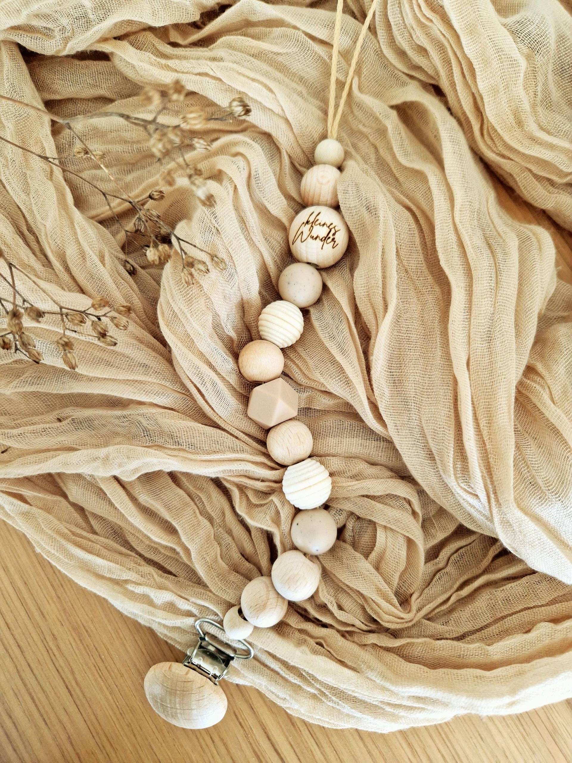 Schnullerkette "Kleines Wunder" Creme, Beige, Natur, Silikon, Holz, Gravur, Holzperlen, Ohne Name, Strazatella, Geriffelt, Uni, Schlicht Schnullerkette "Kleines Wunder" Creme, Beige, Natur, Silikon, Holz, Gravur, Holzperlen, Ohne Name, Strazatella, Geriffelt, Uni, Schlicht von Etsy - beckyshandmadeshop