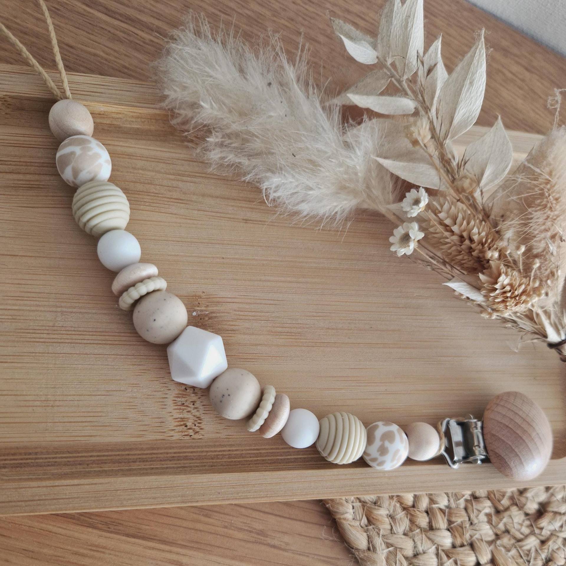 Schnullerkette "Leo Beige" Weiß, Beige, Creme, Leo Print, Natur, Holz, Sandinavisch, Boho-stil, Mädchen, Holzperlen, Ohne Name, Schlicht von Etsy - beckyshandmadeshop