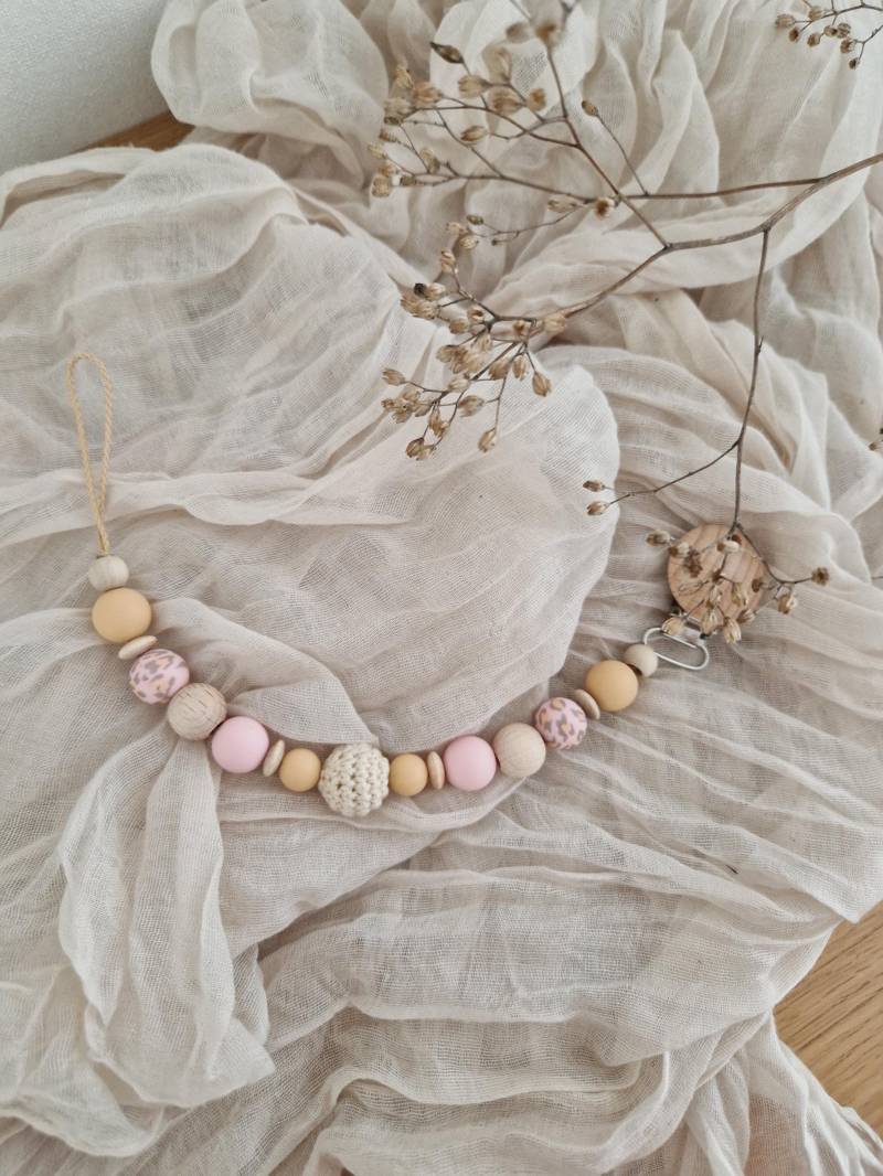 Schnullerkette "Leo Pink" Creme, Beige, Rosa, Gelb, Silikon, Holz, Pink, Holzperlen, Ohne Name, Häkelperlen, Leoprint von Etsy - beckyshandmadeshop