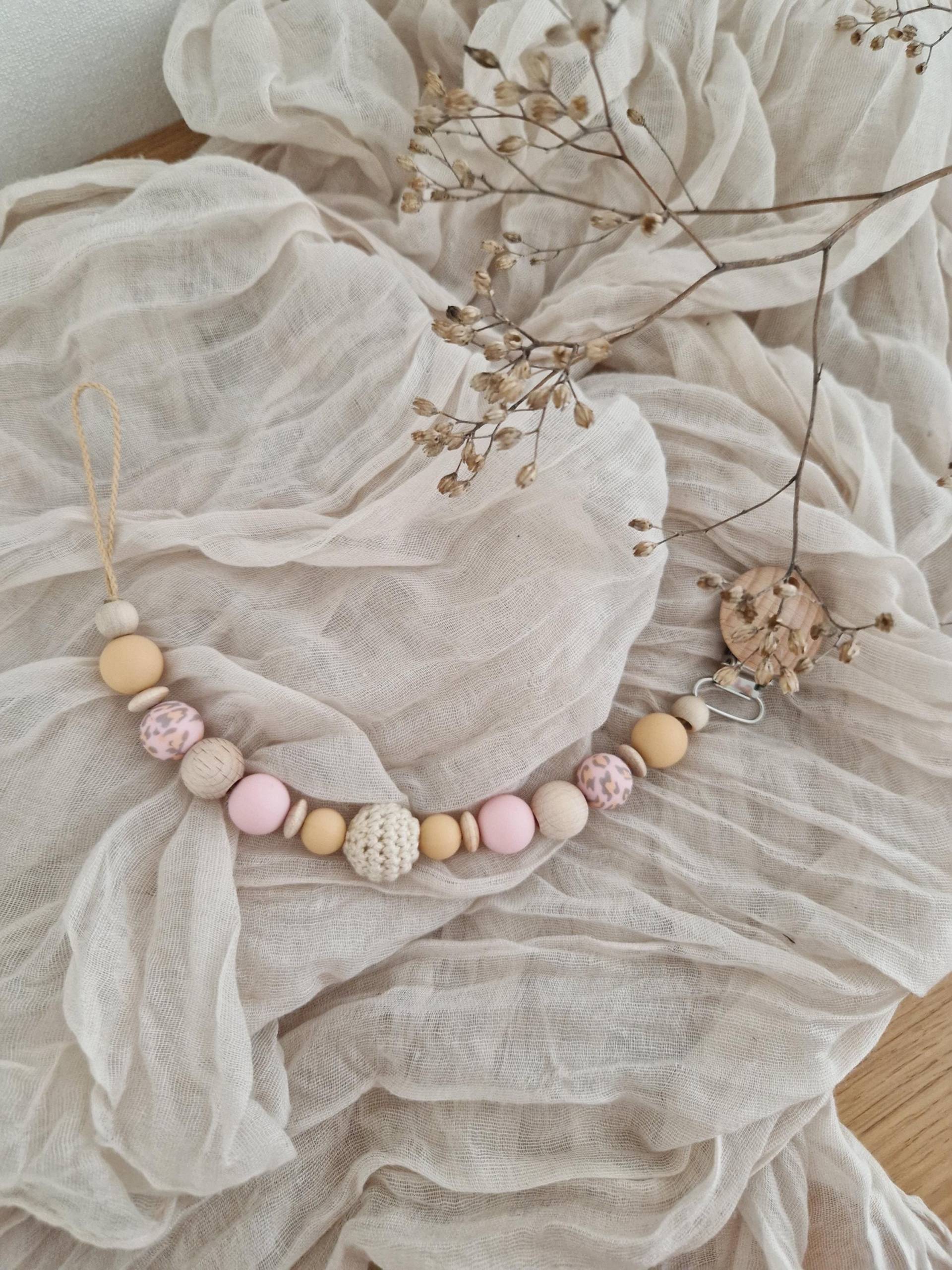 Schnullerkette "Leo Pink" Creme, Beige, Rosa, Gelb, Silikon, Holz, Pink, Holzperlen, Ohne Name, Häkelperlen, Leoprint Schnullerkette "Leo Pink" Creme, Beige, Rosa, Gelb, Silikon, Holz, Pink, Holzperlen, Ohne Name, Häkelperlen, Leoprint von Etsy - beckyshandmadeshop