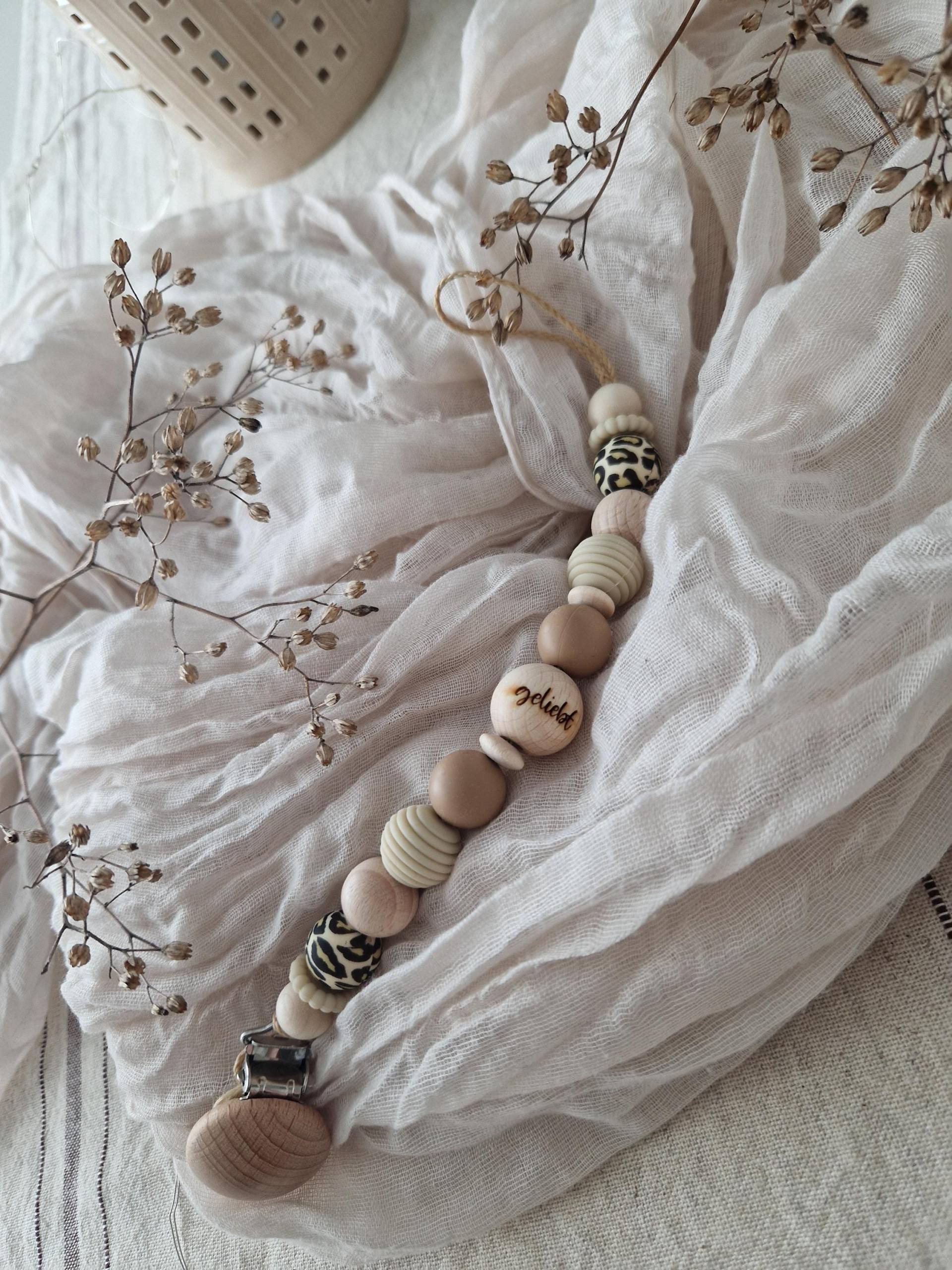 Schnullerkette "Leoprint", Beige, Schwarz, Leo Print, Geliebt, Gravur, Sandinavisch, Boho-stil, Mädchen, Holzperlen, Ohne Name, Schlicht von Etsy - beckyshandmadeshop