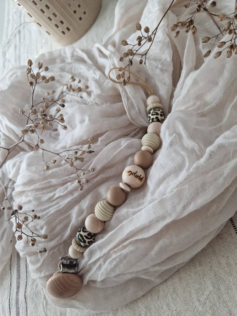 Schnullerkette "Leoprint", Beige, Schwarz, Leo Print, Geliebt, Gravur, Sandinavisch, Boho-stil, Mädchen, Holzperlen, Ohne Name, Schlicht von Etsy - beckyshandmadeshop