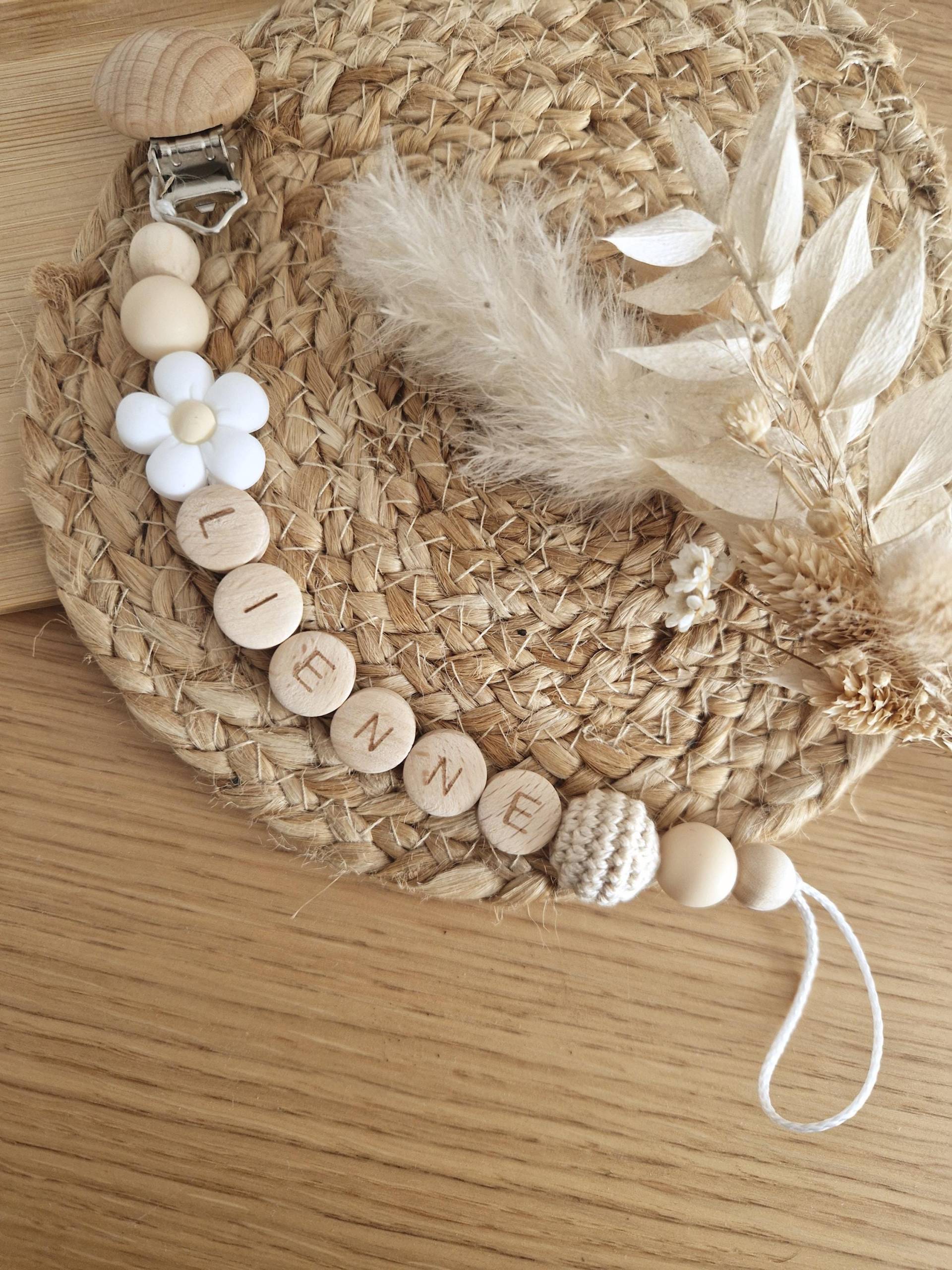 Schnullerkette "Lienne" Weiß, Beige, Blume, Blüte, Natur, Holz, Sandinavisch, Boho-stil, Gehäkelt, Holzperlen, Mit Name, Schlicht von Etsy - beckyshandmadeshop
