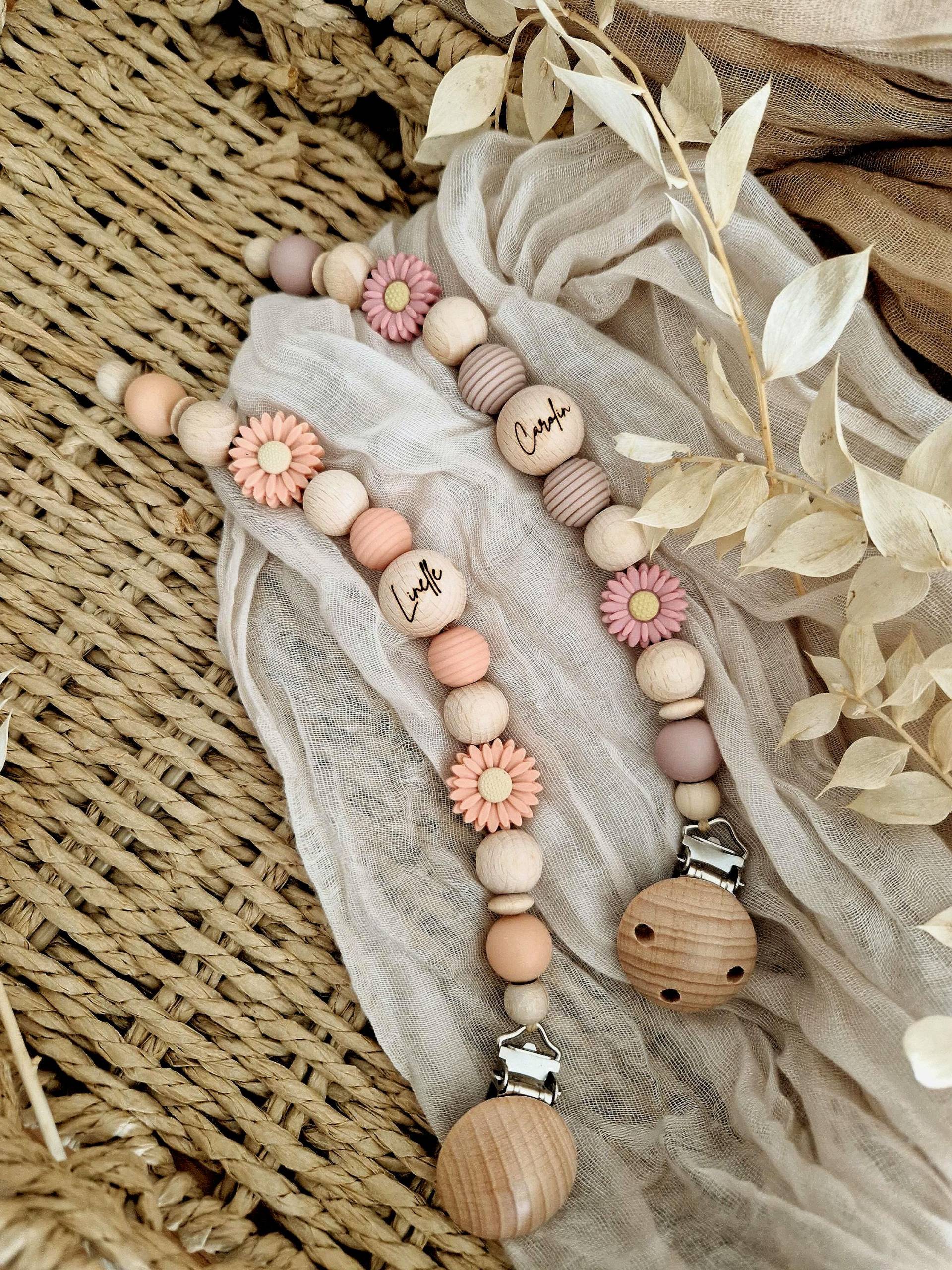 Schnullerkette "Linelle&carolin" Altrosa, Rosa, Apricot, Margarite, Gänseblümchen, Kamille, Natur, Silikon, Holz, Gravur Name Schnullerkette "Linelle&carolin" Altrosa, Rosa, Apricot, Margarite, Gänseblümchen, Kamille, Natur, Silikon, Holz, Gravur Name von Etsy - beckyshandmadeshop