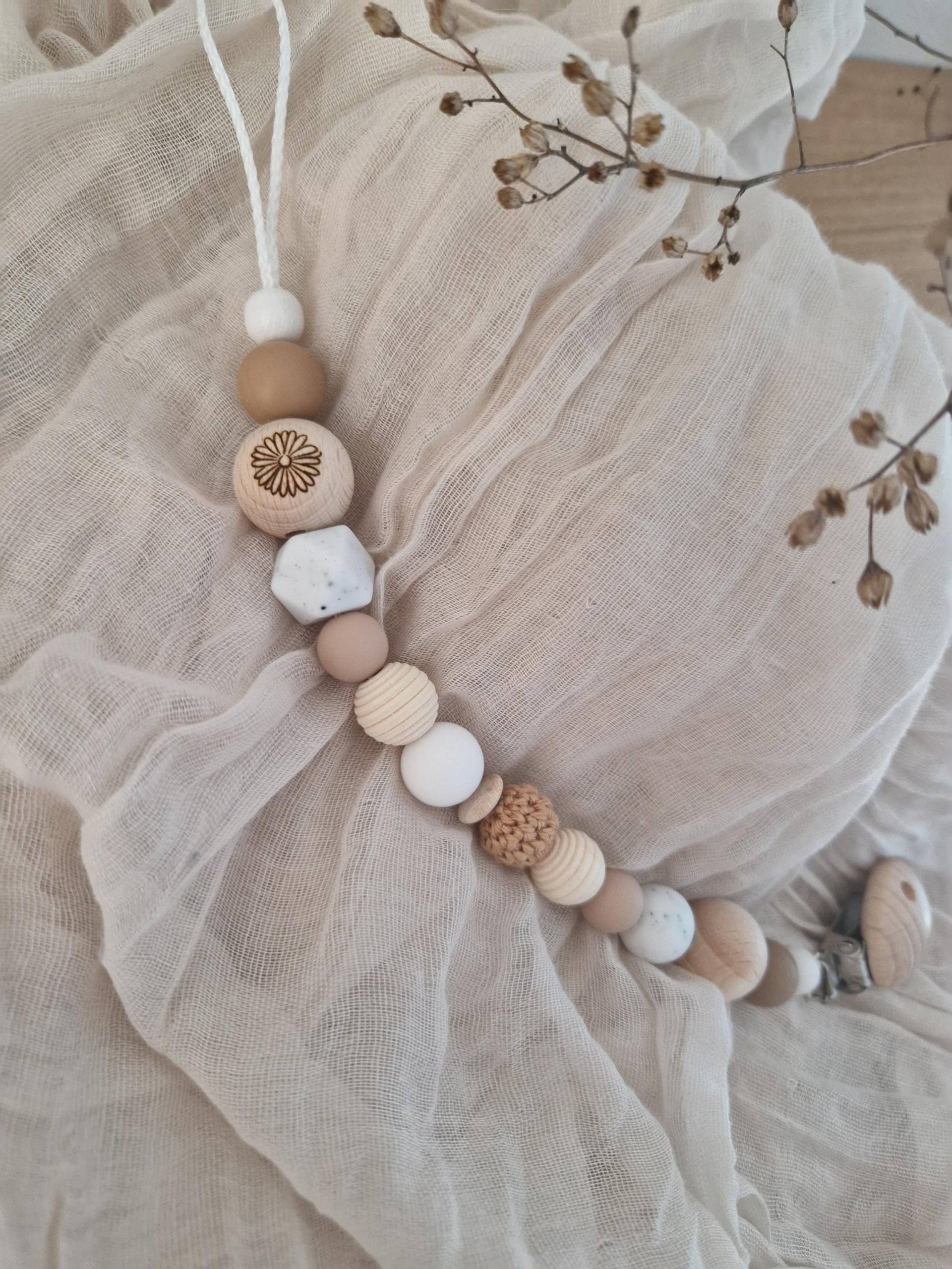 Schnullerkette "Little Daisy" Caramel, Beige, Natur, Camel, Creme, Strazatella, Silikon, Holz, Gravur, Ohne Name, Hexagon, Häkelperlen Schnullerkette "Little Daisy" Caramel, Beige, Natur, Camel, Creme, Strazatella, Silikon, Holz, Gravur, Ohne Name, Hexagon, Häkelperlen von Etsy - beckyshandmadeshop