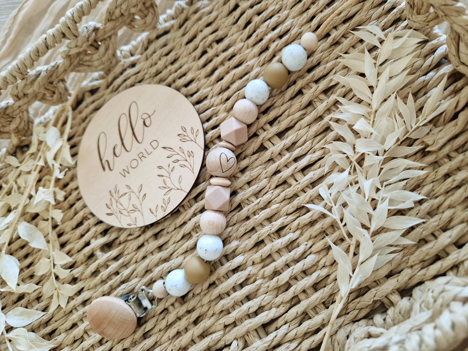 Schnullerkette "Little Love" Caramel, Beige, Natur, Camel, Creme, Silikon, Holz, Gravur, Holzperlen, Ohne Name, Strazatella, Hexagon Schnullerkette "Little Love" Caramel, Beige, Natur, Camel, Creme, Silikon, Holz, Gravur, Holzperlen, Ohne Name, Strazatella, Hexagon von Etsy - beckyshandmadeshop