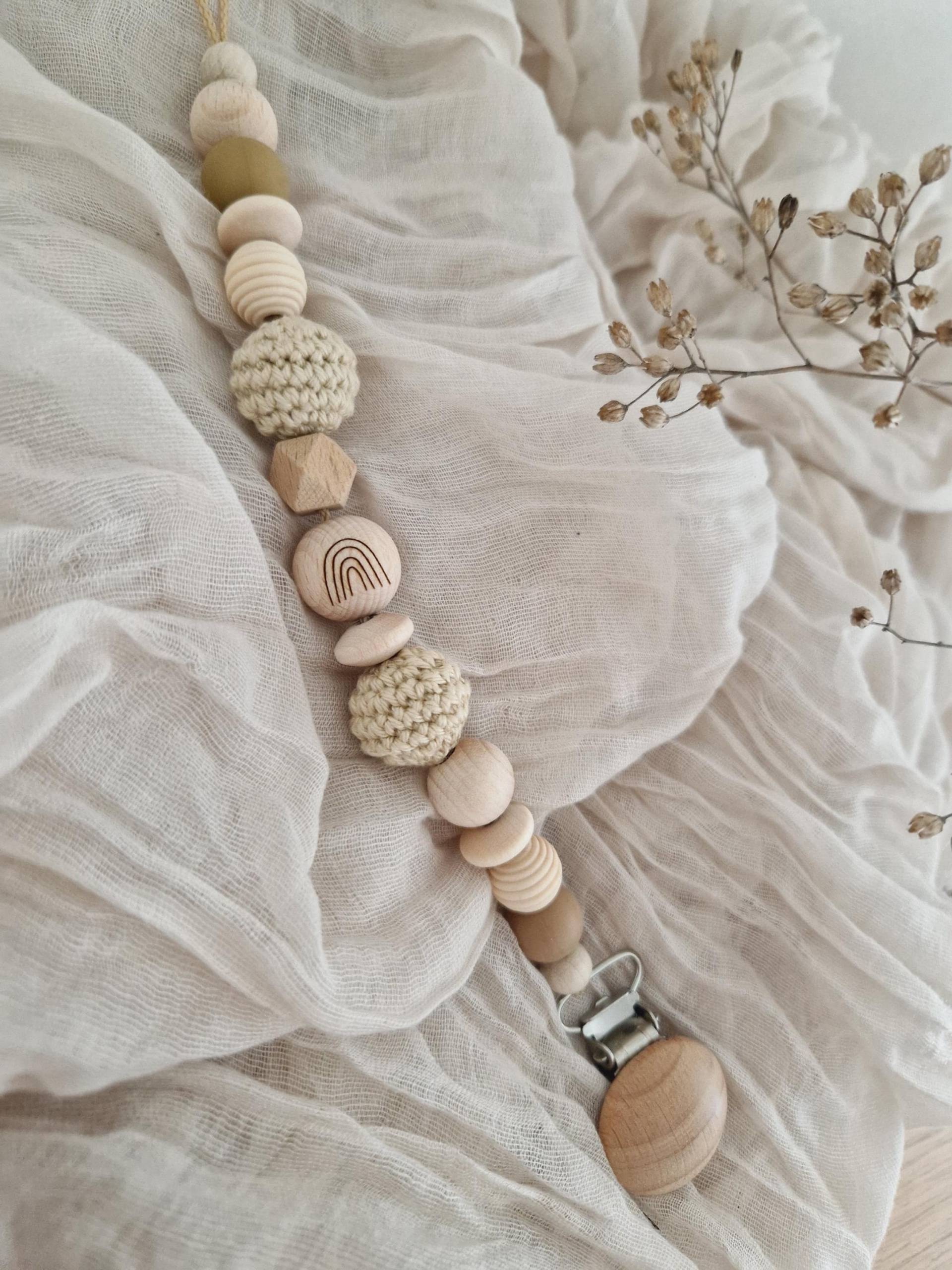 Schnullerkette "Little Rainbow" Caramel, Beige, Natur, Camel, Creme, Braun, Silikon, Holz, Gravur, Ohne Name, Hexagon, Häkelperlen Schnullerkette "Little Rainbow" Caramel, Beige, Natur, Camel, Creme, Braun, Silikon, Holz, Gravur, Ohne Name, Hexagon, Häkelperlen von Etsy - beckyshandmadeshop