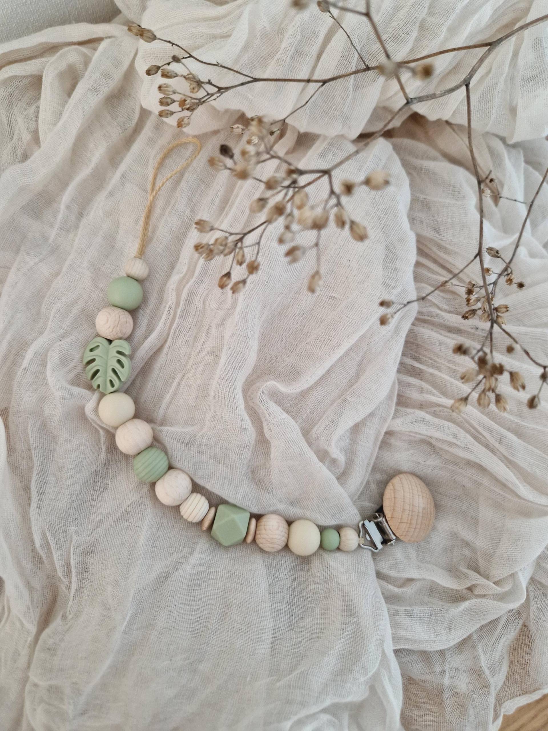 Schnullerkette "Monstera Lind", Beige, Natur, Lindgrün, Silikon, Holz, Hellgrün, Holzperlen, Ohne Name, Grün, Eukalytus, Schlicht, Hexagon Schnullerkette "Monstera Lind", Beige, Natur, Lindgrün, Silikon, Holz, Hellgrün, Holzperlen, Ohne Name, Grün, Eukalytus, Schlicht, Hexagon von Etsy - beckyshandmadeshop
