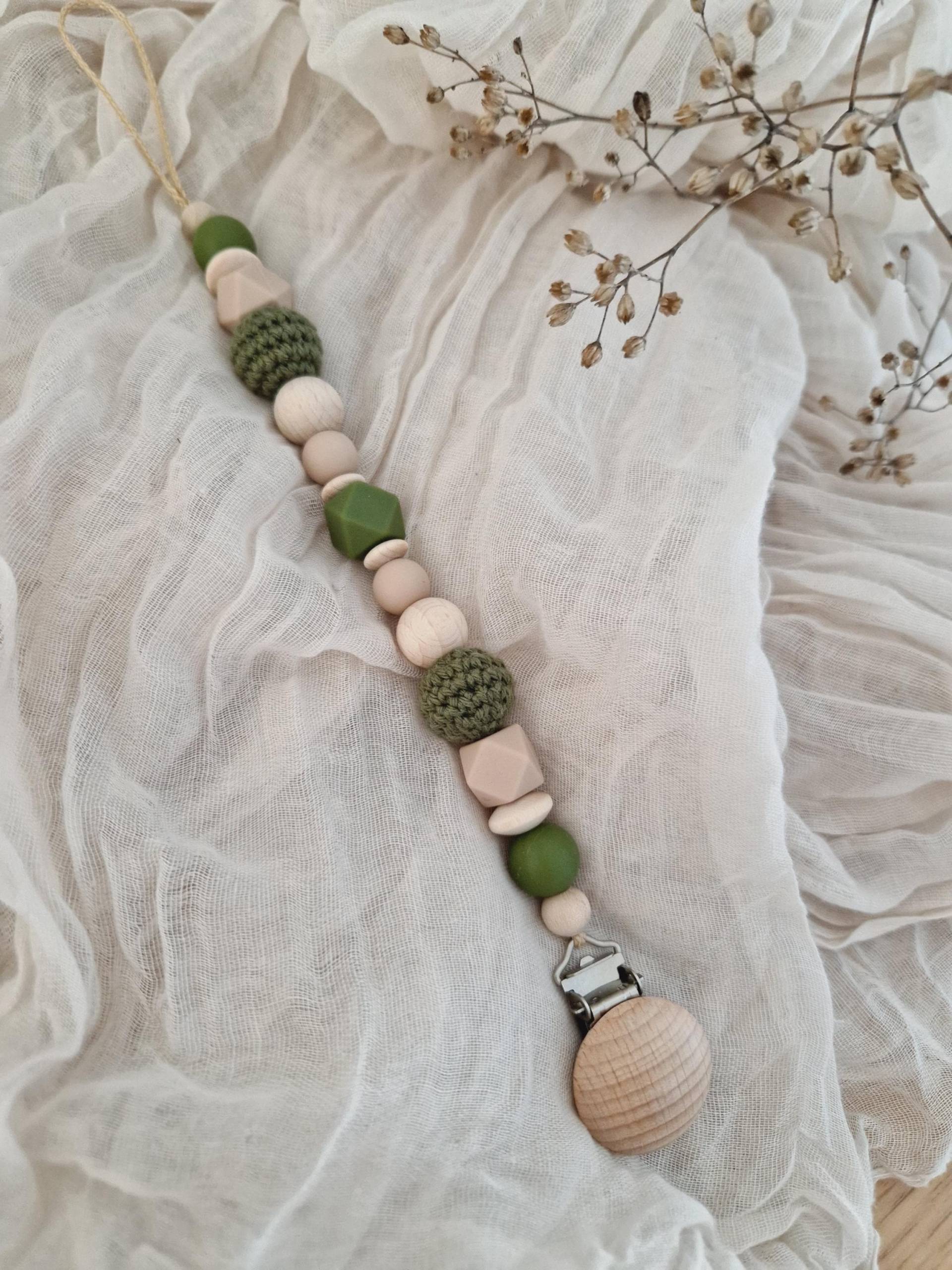 Schnullerkette "Pure Oliv" Oliv, Beige, Natur, Olivgrün, Silikon, Holz, Gravur, Holzperlen, Ohne Name, Grün, Häkelperle, Schlicht, Hexagon Schnullerkette "Pure Oliv" Oliv, Beige, Natur, Olivgrün, Silikon, Holz, Gravur, Holzperlen, Ohne Name, Grün, Häkelperle, Schlicht, Hexagon von Etsy - beckyshandmadeshop