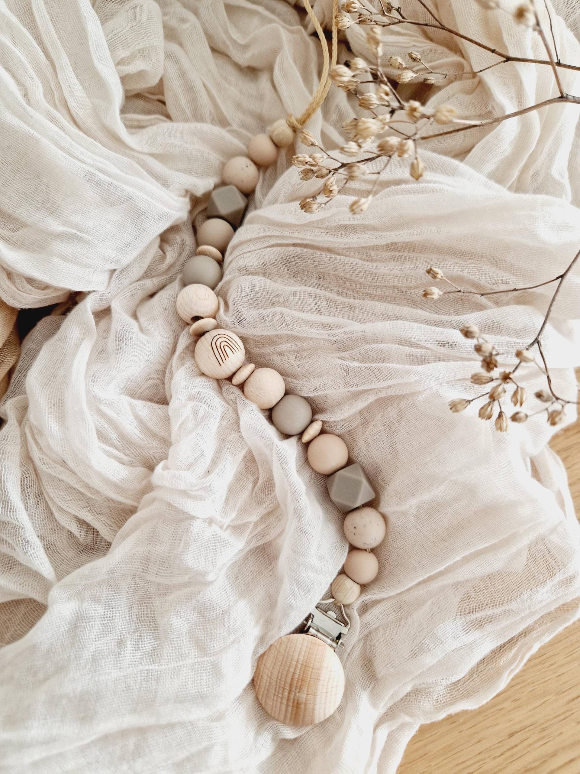 Schnullerkette "Rainbow" Creme, Beige, Natur, Silikon, Holz, Gravur, Holzperlen, Ohne Name, Strazatella, Geriffelt, Greige, Grau, Regenbogen Schnullerkette "Rainbow" Creme, Beige, Natur, Silikon, Holz, Gravur, Holzperlen, Ohne Name, Strazatella, Geriffelt, Greige, Grau, Regenbogen von Etsy - beckyshandmadeshop