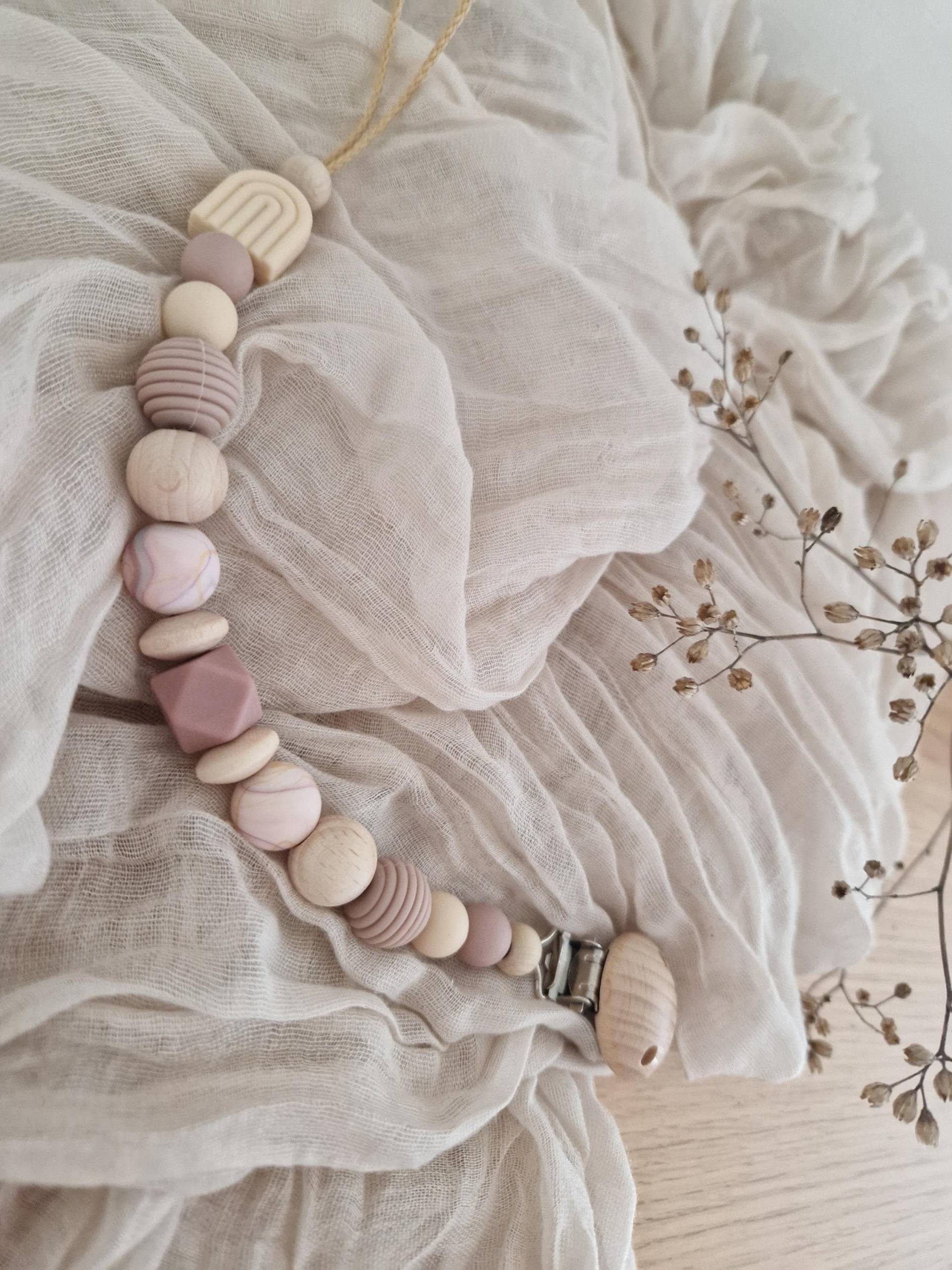 Schnullerkette "Rainbow Lilac" Creme, Beige, Natur, Silikon, Holz, Lila, Holzperlen, Ohne Name, Geriffelt, Flieder, Rosa, Regenbogen, Marmor Schnullerkette "Rainbow Lilac" Creme, Beige, Natur, Silikon, Holz, Lila, Holzperlen, Ohne Name, Geriffelt, Flieder, Rosa, Regenbogen, Marmor von Etsy - beckyshandmadeshop