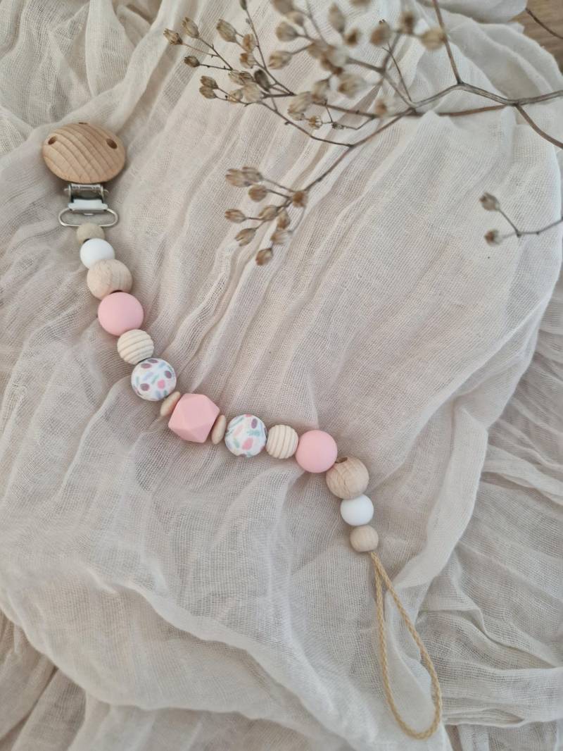 Schnullerkette "Rosa" Creme, Beige, Rosa, Terrazzo, Silikon, Holz, Pink, Holzperlen, Ohne Name, Häkelperlen, Rillenperle, Weiß von Etsy - beckyshandmadeshop