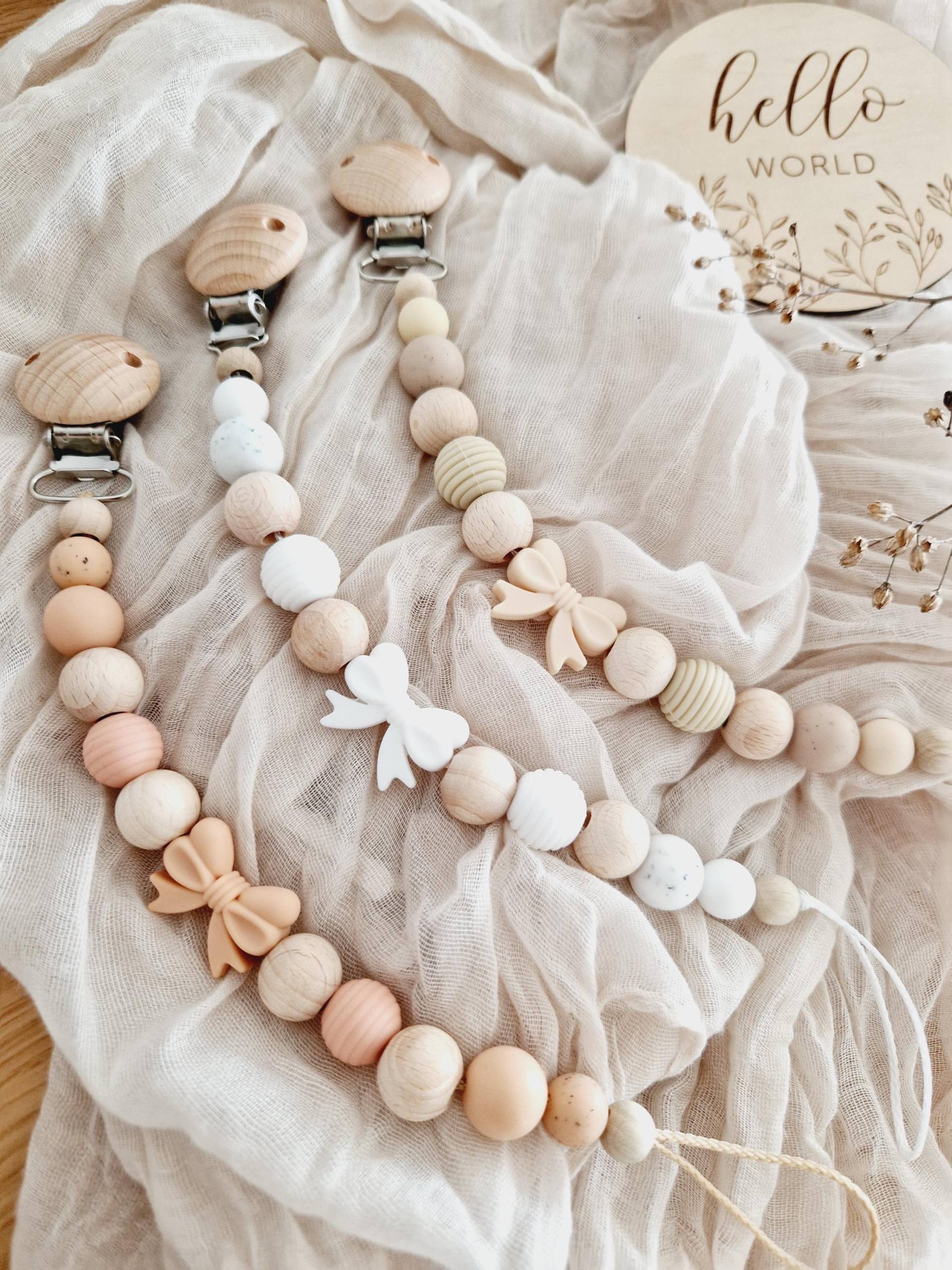 Schnullerkette "Schleifchen" Creme, Beige, Natur, Weiß, Apricot, Silikon, Holz, Gravur, Holzperlen, Ohne Name, , Geriffelt, Uni, Schleife Schnullerkette "Schleifchen" Creme, Beige, Natur, Weiß, Apricot, Silikon, Holz, Gravur, Holzperlen, Ohne Name, , Geriffelt, Uni, Schleife von Etsy - beckyshandmadeshop