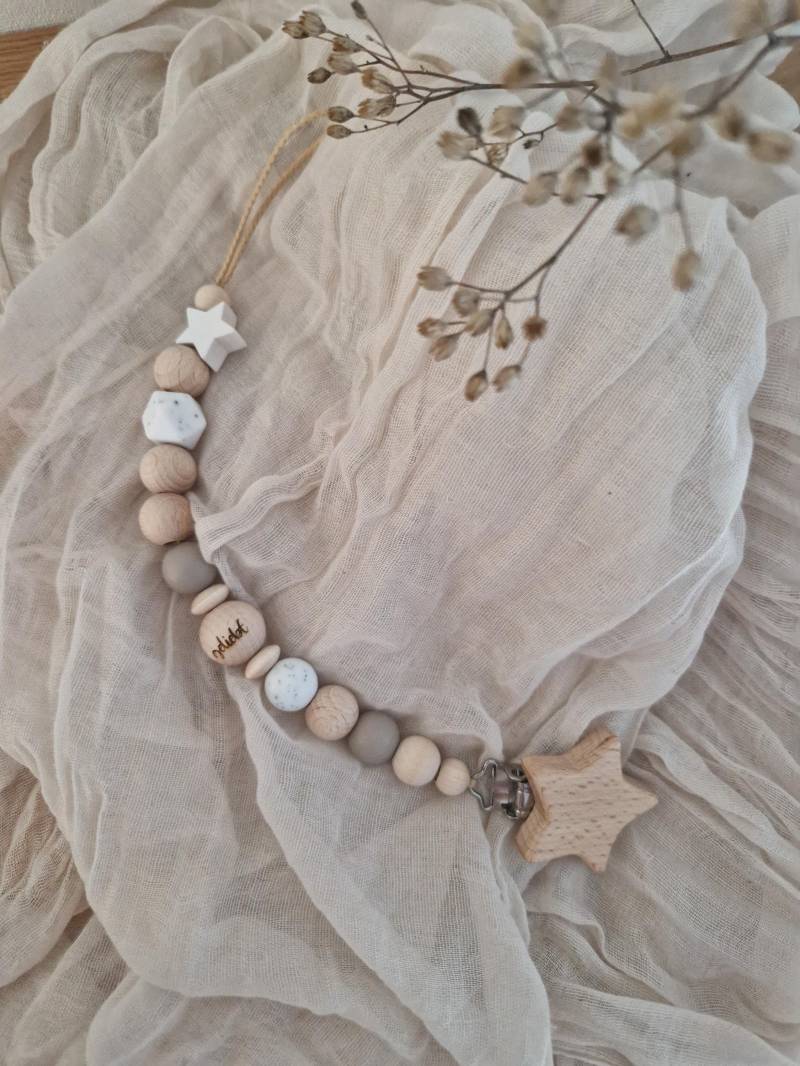 Schnullerkette "Star" Creme, Greige, Grau, Beige, Natur, Silikon, Holz, Strazarella, Holzperlen, Stern, Weiß von Etsy - beckyshandmadeshop