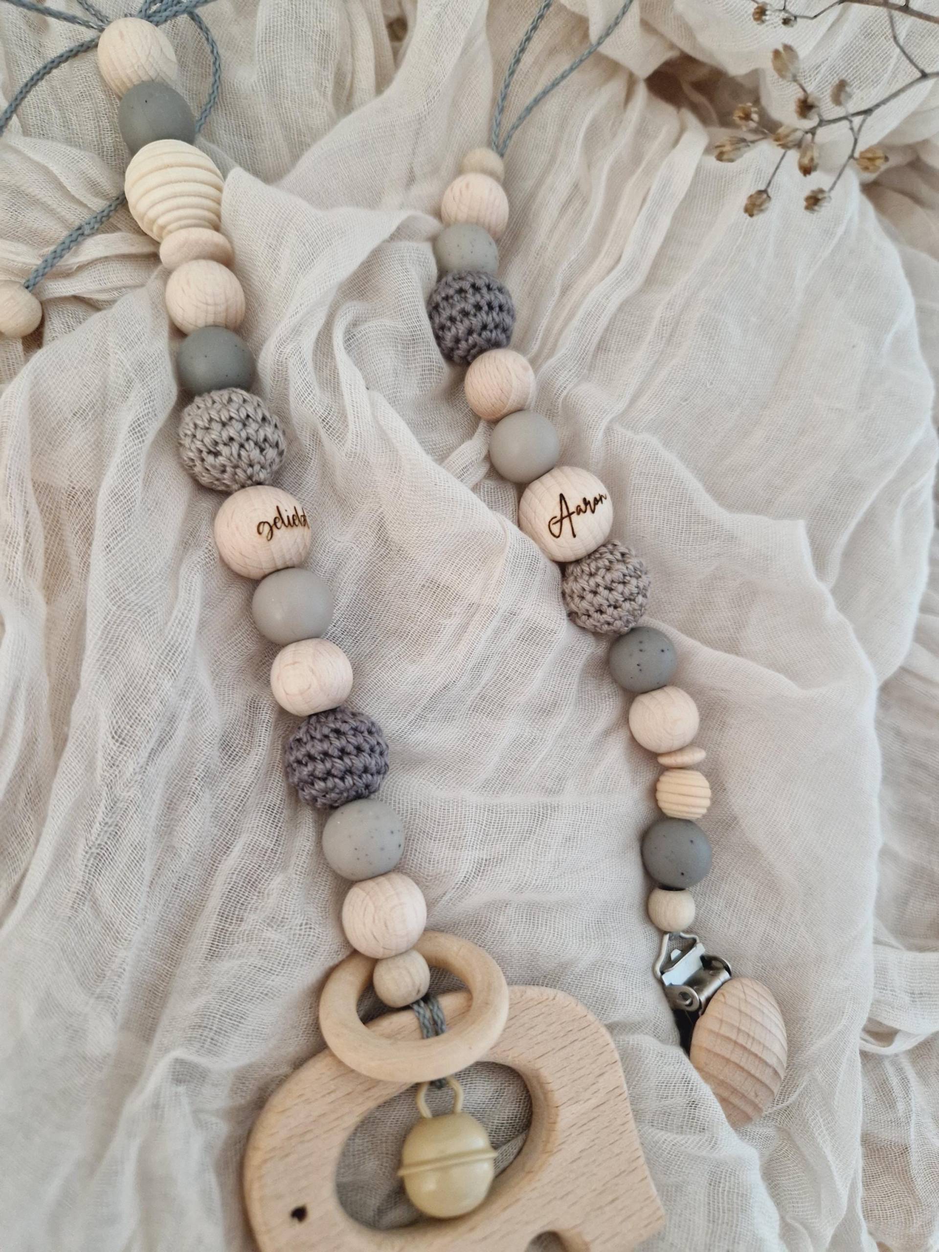 Schnullerkette Und Anhänger "Aaron" Grau, Greige, Dunkelgrau, Strazatella, Natur, Silikon, Geliebt, Gravur, Holzperlen, Häkelperlen, Elefant Schnullerkette Und Anhänger "Aaron" Grau, Greige, Dunkelgrau, Strazatella, Natur, Silikon, Geliebt, Gravur, Holzperlen, Häkelperlen, Elefant von Etsy - beckyshandmadeshop