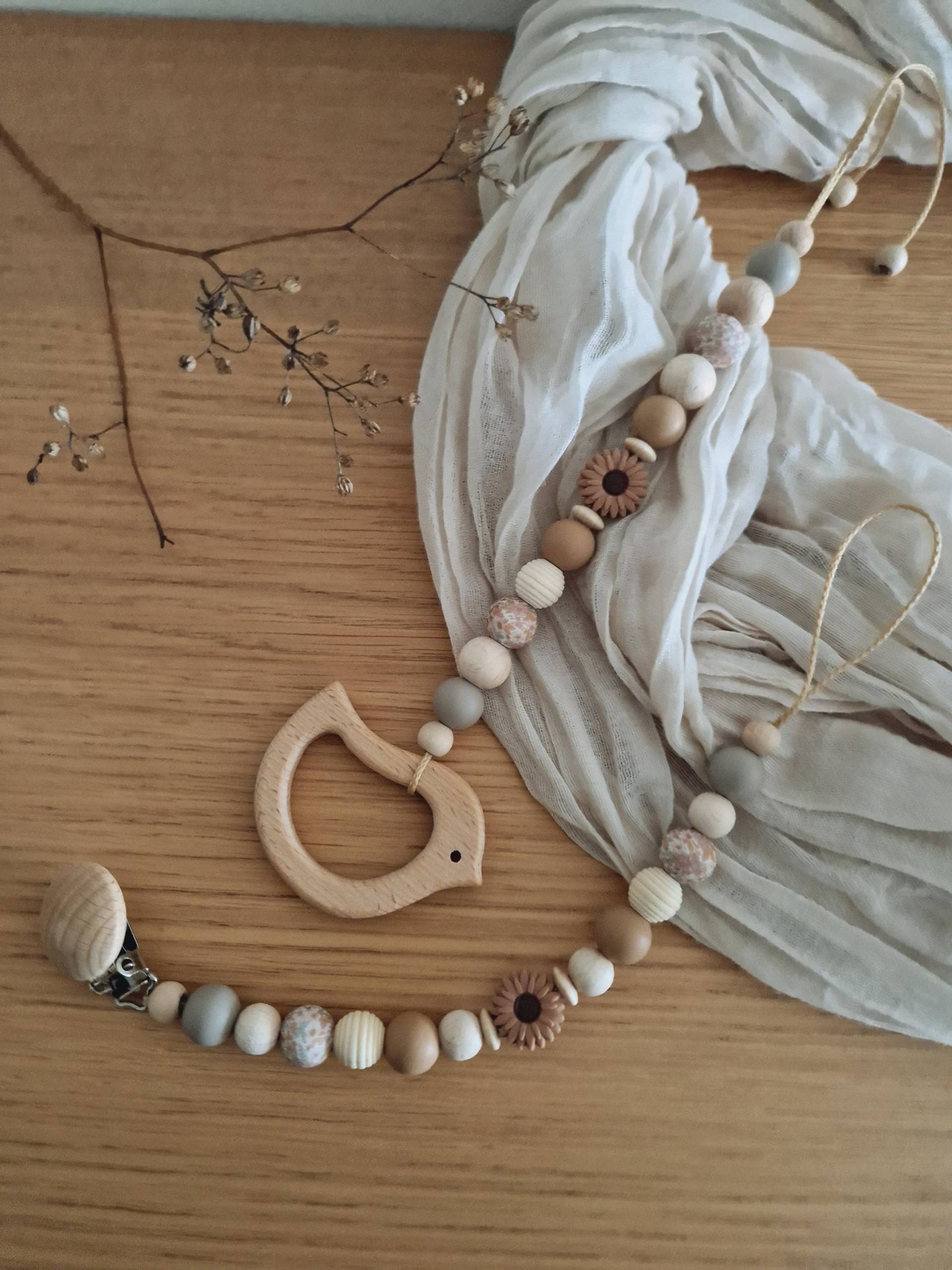 Schnullerkette Und Anhänger "Daisy" Braun, Gänseblümchen, Blume, Natur, Silikon, Anhänger, Holz, Gravur, Holzperlen, Vogelanhänger, Blümchen Schnullerkette Und Anhänger "Daisy" Braun, Gänseblümchen, Blume, Natur, Silikon, Anhänger, Holz, Gravur, Holzperlen, Vogelanhänger, Blümchen von Etsy - beckyshandmadeshop