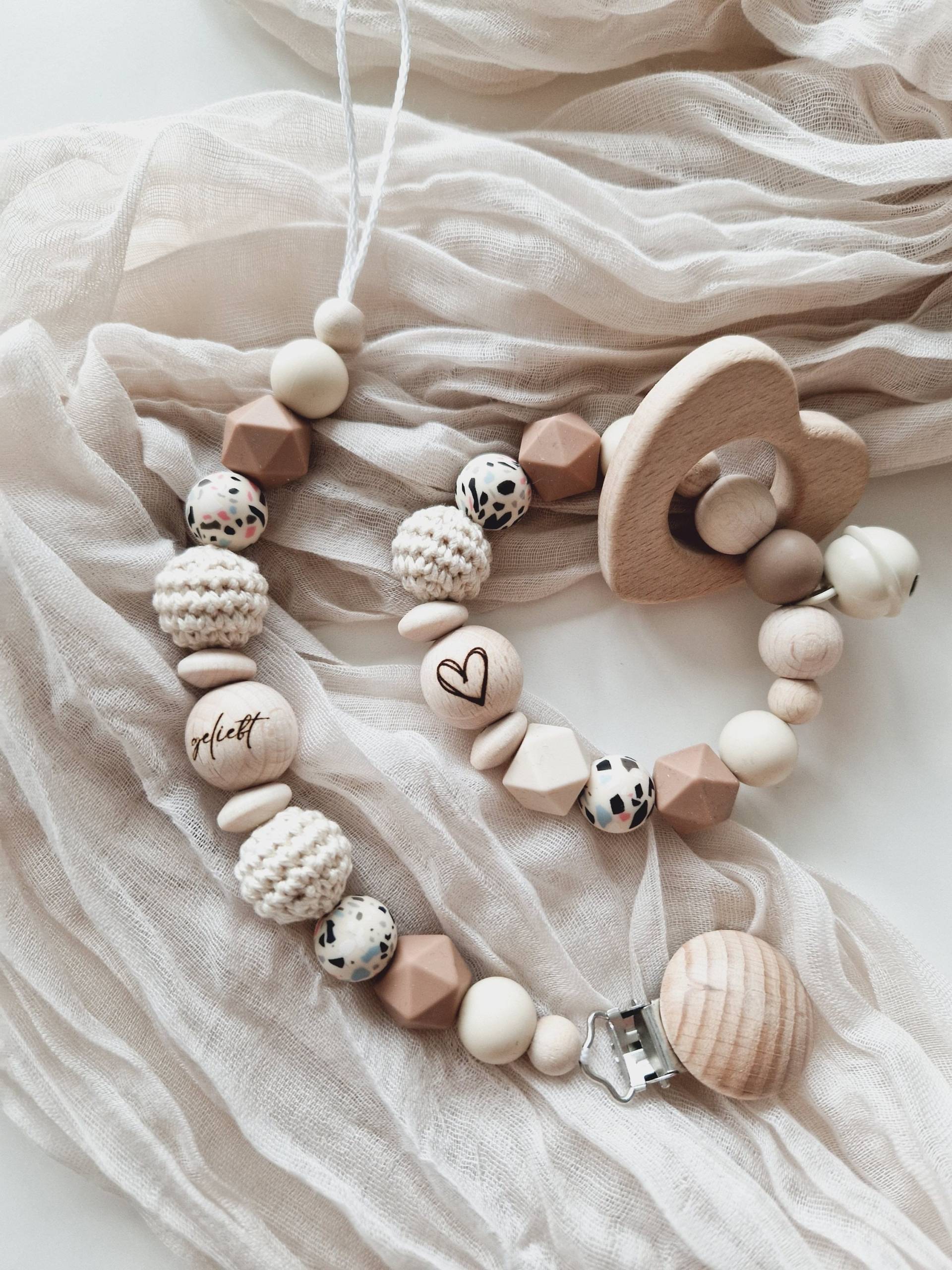 Schnullerkette Und Greifring "Geliebt" Braun, Beige, Terrazzo, Mosaik, Natur, Silikon, Herz, Holz, Gravur Geliebt, Holzperlen, Ohne Name Schnullerkette Und Greifring "Geliebt" Braun, Beige, Terrazzo, Mosaik, Natur, Silikon, Herz, Holz, Gravur Geliebt, Holzperlen, Ohne Name von Etsy - beckyshandmadeshop