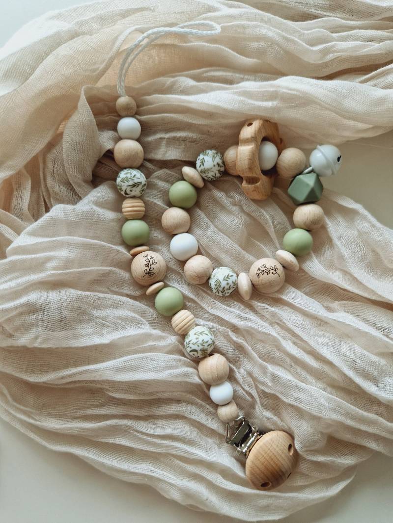 Schnullerkette Und Greifring "Lind Green" Lind, Weiß, Monstera, Blatt, Natur, Silikon, Blätter, Holz, Gravur, Holzperlen, Ohne Name, Glöckchen von Etsy - beckyshandmadeshop